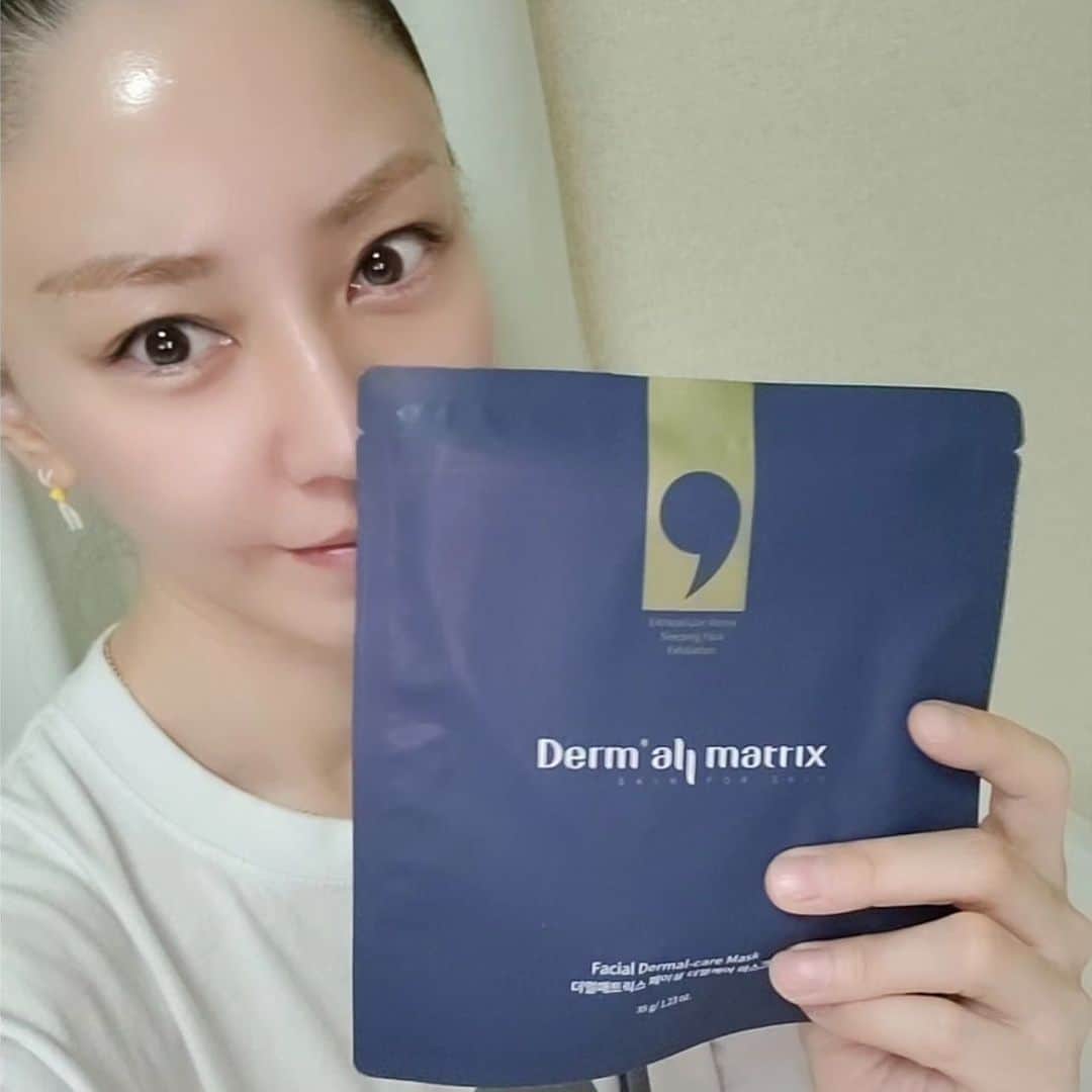 酒井美佳のインスタグラム：「⁡ ⁡ドモルパック(睡眠パック)🥰⁡ ⁡⁡ 寝る前にはって、朝起きてはがす！⁡ ⁡⁡ ⁡朝起きたら角質取れてツヤツヤ✨⁡⁡ ⁡⁡ ⁡今日は、ブルーアンプルで針ローラーもやりました💙 ⁡⁡ ⁡#Dermallmatrix」