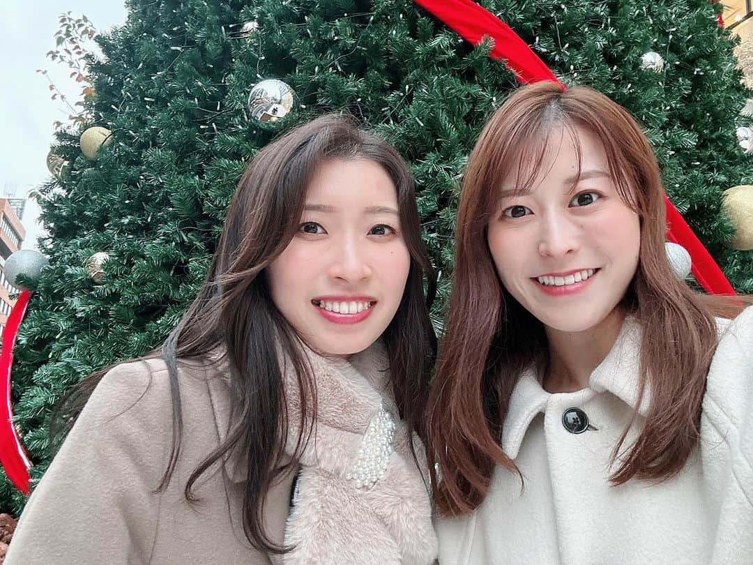 山崎聡子のインスタグラム：「元TUFのともかちゃんとお出かけ♡ クリスマスっぽい写真が撮れました🎄😳  もう、あしたから12月だ〜☃️🌨️  #TUF #テレビユー福島 #出口朋香 #アナウンサー #同い年 #テレビ埼玉 #山崎聡子 #表参道 #クリスマス #六本木  #福島は雪降ってるんですね #昨日報ステで猪苗代の映像見てびっくりした #それと2023年本当に365日ある？ #ここまでの11ヶ月が一瞬すぎて動揺🫨」