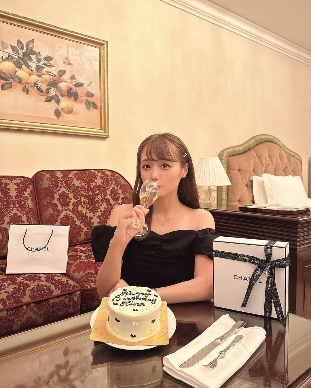 計良日向子（ひなひ）のインスタグラム：「. ホテルラ・スイート神戸ハーバーランドに 宿泊したよ🎂🥂 @hotellasuitekobe . . . . 親友ちゃんにお誕生日お祝いしてもらった♡ 毎年恒例のお誕生日旅行 今年は神戸を満喫してきたよ🫶♥️ . . . 今日で11月ラストなのでバースデー投稿を しました！ もう明日から12月なのが早すぎる🥹 . . . 👗ワンピース @shein_japan . . . . #神戸観光 #国内旅行 #神戸ホテル #神戸カフェ #神戸ランチ #ホテル女子会 #ホテルステイ #バースデーケーキ #shein購入品 #シーイン」