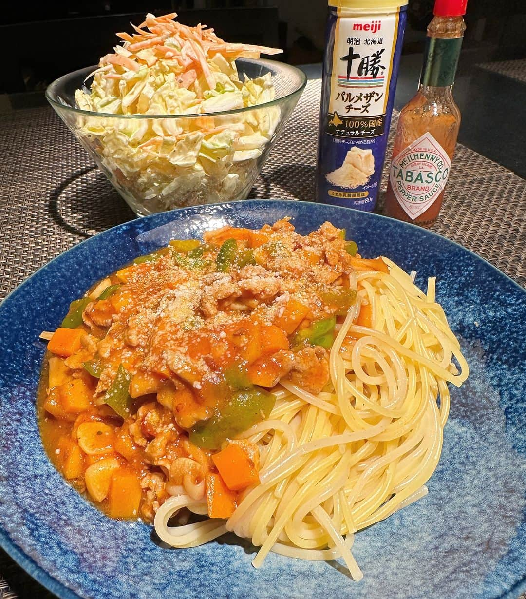 中倉隆道さんのインスタグラム写真 - (中倉隆道Instagram)「. 今夜のベジめしは 『ミートソースパスタ』  粗挽きひき肉、トマト、ニンジン、ピーマン、ニンニク、鷹の爪をチャチャっと炒めて、ケチャップ、トマトジュース混ぜてソースの出来上がり！  ありものでちゃちゃっと手抜き😆👍  白菜と人参のコールスローも美味しくできた♬  今夜も恵みに感謝🙏 おいしゅーございました☺️✨  #ミートソース #ミートソースパスタ #パスタ #夜ご飯 #オウチゴハン #男ノ料理 #dinner #vegetables #時短レシピ #ダイエット #diet #ダイエットメニュー #オトコノキッチン #料理愛好家 #フリーアナウンサー #柿ピー研究家 #中倉隆道」11月30日 22時29分 - ryudo.tokyo