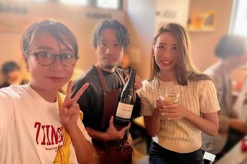 朝風れいさんのインスタグラム写真 - (朝風れいInstagram)「🥂🍾💓  これも10月半ばの出来事で、かなり遡ってます🥹  美味しそうなレシピも、 美しい動画も、 豪快な飲みっぷりも大ファンの、 豪さん（ @gonosara ）のイベントに参加させて頂きました😋🍷 その名も #ワイン飲んだくれの会 🎉最高かw  豪さんが作って下さったおつまみと共に、沢山の種類のワインを頂きました😋✨  一人での参戦だったので、同じテーブルの可愛子ちゃん達（しかし、めちゃくちゃ飲むw）と、お友達になったよ🫶 みんなで写真撮らなかったのが悔やまれる🥹  豪さんは、やっぱり、めちゃくちゃ素敵な方でした✨✨ いつも美味しいお酒飲んで唸ってるとこしか見てないので、わからなかったけど😂 「あ"ーー！！！」　　とか、「ん"〜〜〜！！！」　とかしか聞いてないもんね🤣 喋ってみたら、なんて素敵なお方なのでしょぉか💖  こんなに楽しいんだもの！！！ またいいタイミングで、絶対参加したいな✨」11月30日 22時30分 - rei.wd