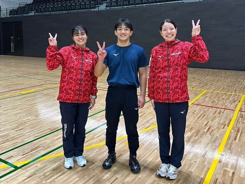 土橋ココさんのインスタグラム写真 - (土橋ココInstagram)「. "EAST AREA SPORTS DAY2023"  先日、日環アリーナ栃木様にて行われました スポーツイベントにスポーツ体験サーキットの ブース(体操)を担当しました🤸  体操、レスリング、スラックライン、トランポリンの 様々なスポーツ体験をすることができ述べ350名以上 の方に体験していただきました✨ どのスポーツも楽しそうに体験して下さり "楽しかった"というお言葉もお聞きできて とても嬉しかったです☺️  そしてスポーツ体験サーキットの主催側にも 携わらさせていただきました。 イベントを作り上げるのにたくさんの方のサポート があって成り立っているということが肌で感じられ、 たくさんのことを学ぶことができとても貴重な経験 をすることができました！  これからも一人でも多くの方にスポーツの魅力や 楽しさというものをお伝えできるように頑張ります🔥  たくさんのご参加ありがとうございました⭐️  #スポーツイベント#日環アリーナ栃木 #レスリング#トランポリン#スラックライン#体操」11月30日 22時30分 - niko_d.k