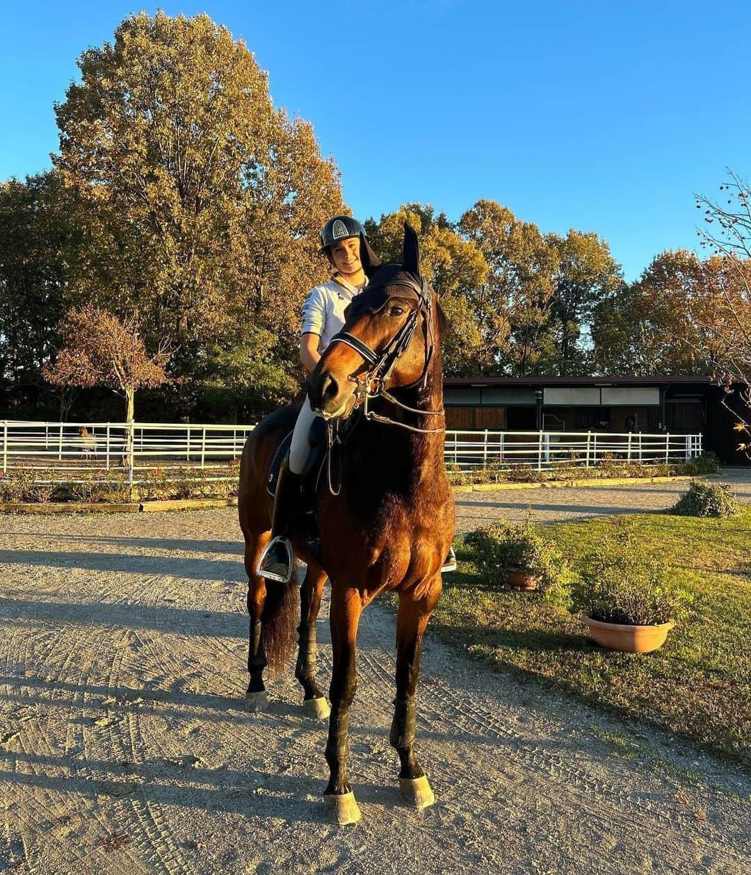 アルベルトファッシャーニのインスタグラム：「Who else agrees that autumn is the perfect time to saddle up and explore the great outdoors? 🍁🐴☀️⁠ ⁠ Thank you @carlotta.v._dressage ⁠ ⁠ #horselovers #ridingboots #equestrian #albertofasciani⁠ ⁠」