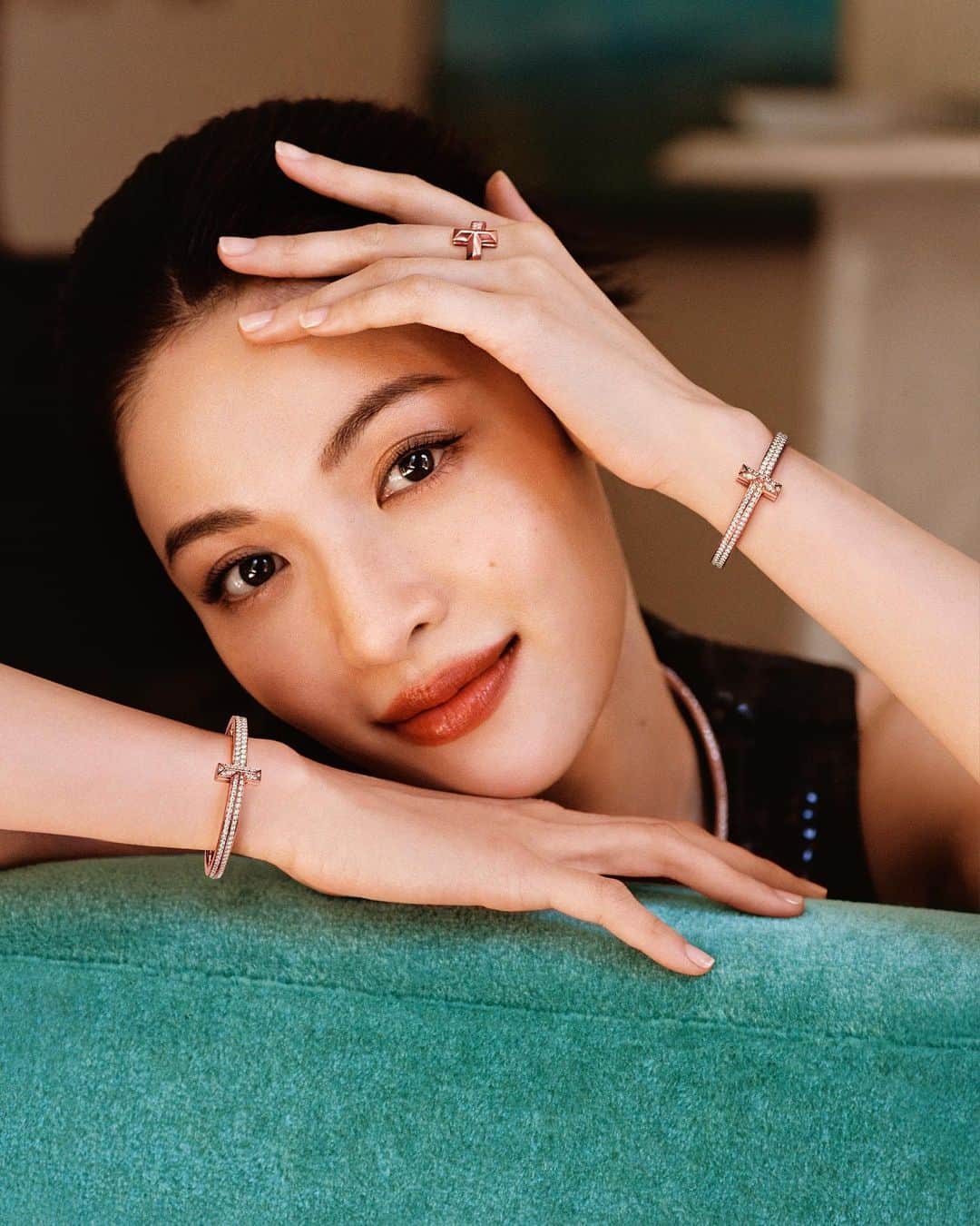 ティファニーのインスタグラム：「China brand ambassador @elaine_zhongchuxi prepares for the holidays in a suite of scintillating Tiffany T designs. An homage to our House name, the Tiffany T collection is a study in modern design with timeless appeal. Link in bio. #ATiffanyHoliday #TiffanyT #TiffanyAndCo」