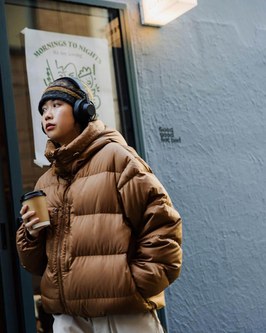 BEAMS MENさんのインスタグラム写真 - (BEAMS MENInstagram)「… BEAMS 2023-24 AUTUMN & WINTER Style.17  重くなりがちな冬のコーディネートに対して、明るめのアースカラーでまとめる事で軽快な印象に。シューズや小物にブラックを取り入れて全体を引き締めています。今シーズンのBEAMSらしく裾をブラウジングさせ、短丈感とボリューム感を演出しております。  〈BEAMS〉 “BASIC&EXCITING”をテーマに心地よい日常着を追及する、メンズカジュアルレーベル。 2023-24AWシーズンは、昨シーズンに続き『Y2K』のムードを踏襲。90年代後半から2000年代のトレンドを再評価して、BEAMS流アメカジの世界観を作り上げています。 当時の最新テクノロジーを取り入れたデザインや素材感、時代を描写する近未来的な思想から着想を得て現代の秋冬仕様にアレンジしたアイテム構成に、テクニカルで都会的なグレーやブラック、アースを連想するモカやナチュラルなどをキーカラーとしてミックスしたコレクションです。 〈BEAMS〉が表現する現代的アメカジをお楽しみください。 . @beams_official @beams_mens_casual #beams #ビームス」11月30日 22時40分 - beams_mens_casual