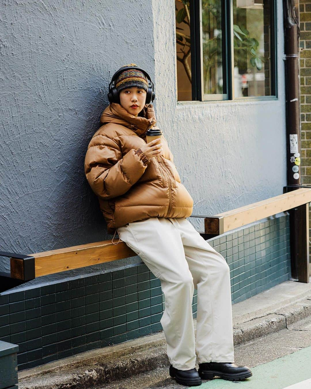 BEAMS MENさんのインスタグラム写真 - (BEAMS MENInstagram)「… BEAMS 2023-24 AUTUMN & WINTER Style.17  重くなりがちな冬のコーディネートに対して、明るめのアースカラーでまとめる事で軽快な印象に。シューズや小物にブラックを取り入れて全体を引き締めています。今シーズンのBEAMSらしく裾をブラウジングさせ、短丈感とボリューム感を演出しております。  〈BEAMS〉 “BASIC&EXCITING”をテーマに心地よい日常着を追及する、メンズカジュアルレーベル。 2023-24AWシーズンは、昨シーズンに続き『Y2K』のムードを踏襲。90年代後半から2000年代のトレンドを再評価して、BEAMS流アメカジの世界観を作り上げています。 当時の最新テクノロジーを取り入れたデザインや素材感、時代を描写する近未来的な思想から着想を得て現代の秋冬仕様にアレンジしたアイテム構成に、テクニカルで都会的なグレーやブラック、アースを連想するモカやナチュラルなどをキーカラーとしてミックスしたコレクションです。 〈BEAMS〉が表現する現代的アメカジをお楽しみください。 . @beams_official @beams_mens_casual #beams #ビームス」11月30日 22時40分 - beams_mens_casual