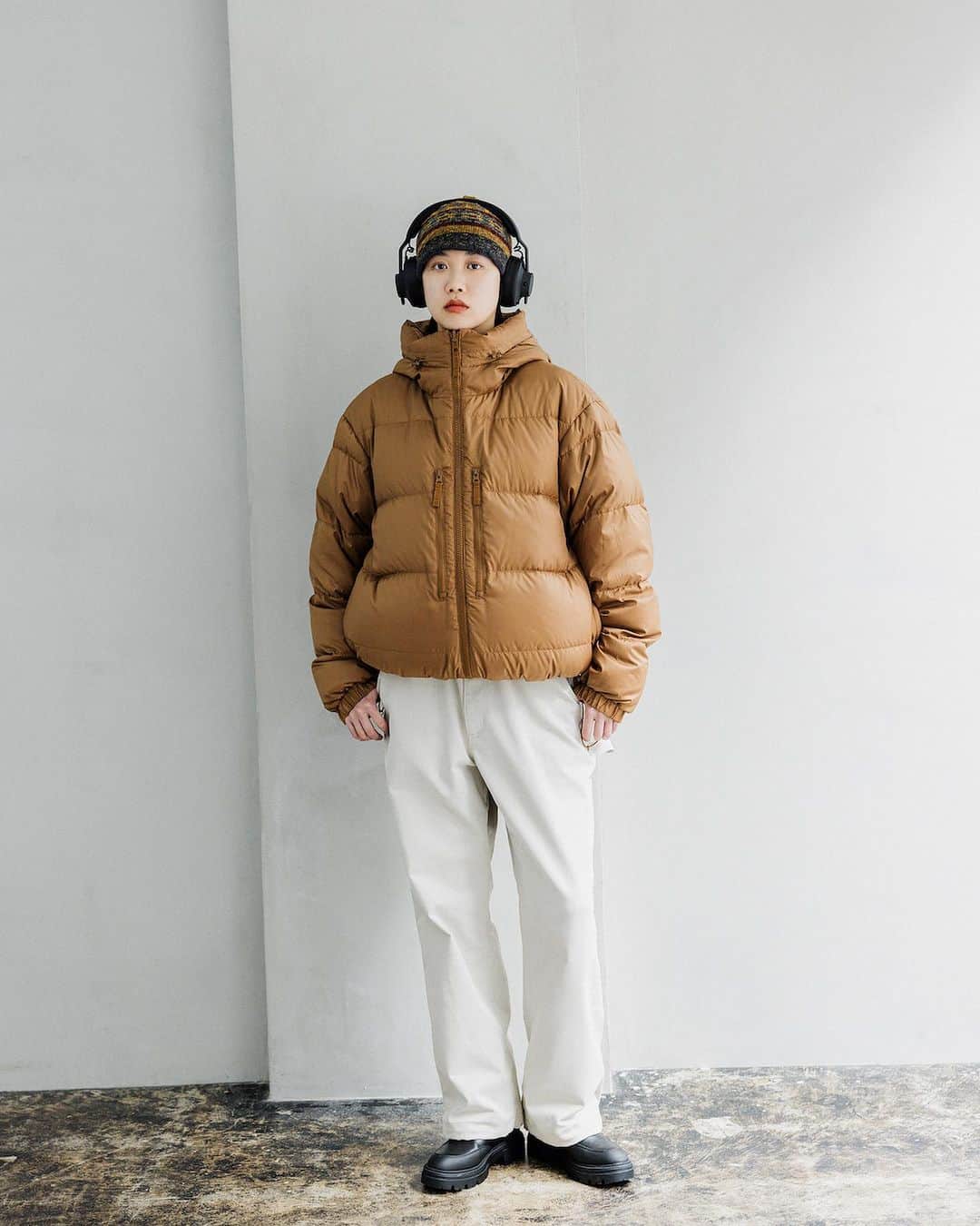 BEAMS MENのインスタグラム：「… BEAMS 2023-24 AUTUMN & WINTER Style.17  重くなりがちな冬のコーディネートに対して、明るめのアースカラーでまとめる事で軽快な印象に。シューズや小物にブラックを取り入れて全体を引き締めています。今シーズンのBEAMSらしく裾をブラウジングさせ、短丈感とボリューム感を演出しております。  〈BEAMS〉 “BASIC&EXCITING”をテーマに心地よい日常着を追及する、メンズカジュアルレーベル。 2023-24AWシーズンは、昨シーズンに続き『Y2K』のムードを踏襲。90年代後半から2000年代のトレンドを再評価して、BEAMS流アメカジの世界観を作り上げています。 当時の最新テクノロジーを取り入れたデザインや素材感、時代を描写する近未来的な思想から着想を得て現代の秋冬仕様にアレンジしたアイテム構成に、テクニカルで都会的なグレーやブラック、アースを連想するモカやナチュラルなどをキーカラーとしてミックスしたコレクションです。 〈BEAMS〉が表現する現代的アメカジをお楽しみください。 . @beams_official @beams_mens_casual #beams #ビームス」