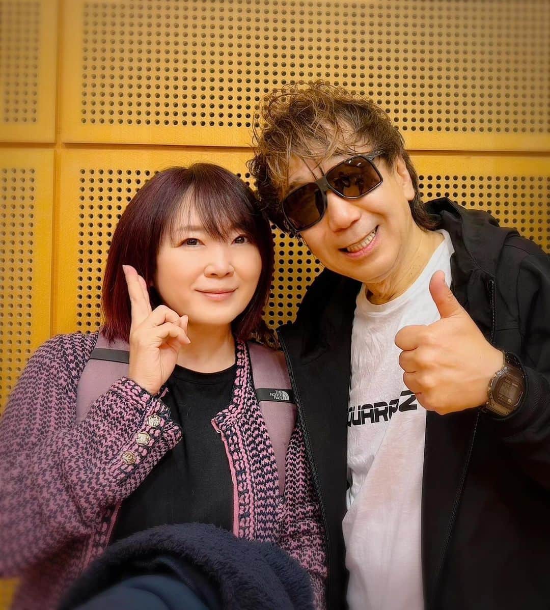 奥井雅美のインスタグラム：「昨日最終リハーサル・ゲネプロ、 明日本番な今日はTMNetworkさまのコンサートに💨 いやぁ〜都会やった。シティーやった。 演出めちゃカッコよくて、音もめちゃ良かった✨🌇🌃 刺激いただきました‼️  そうそう。 その昔笑　木根さんの番組アシスタントでお世話になって、、、 木根さんにも何十年ぶり？にご挨拶させていただきました。変わらず人の良さがお顔に出ておられる笑 トーク番組だったし、 実はステージ観させてもらうのもほぼ初めのこと。 木根さんも、宇都宮さんも、小室さんも本当に素敵でした。 明日のライブ、めちゃやる氣盛り盛りになったぁー ちょいリハーサルで疲れてたのですが笑  やっぱりライブはいいなー🥰  追伸 あと昨日のリハーサル風景と、今日たべたポテト🍟笑」