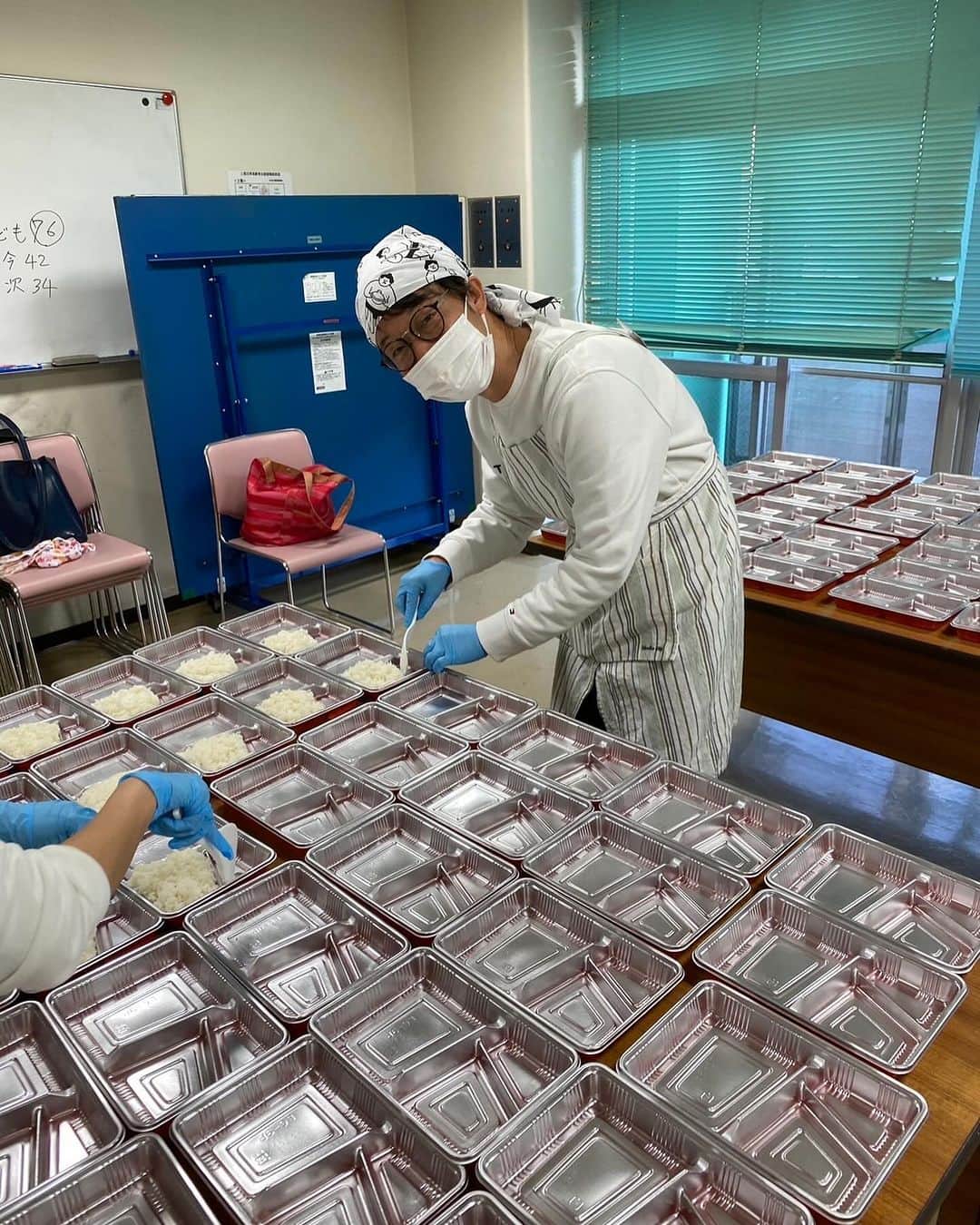 佐藤貴史のインスタグラム：「今日はアラポテ大使の森下亮がお手伝いしてる子供食堂に僕もお手伝いに行って、 お弁当100個作ってきました！！ いい時間だったなぁ！」