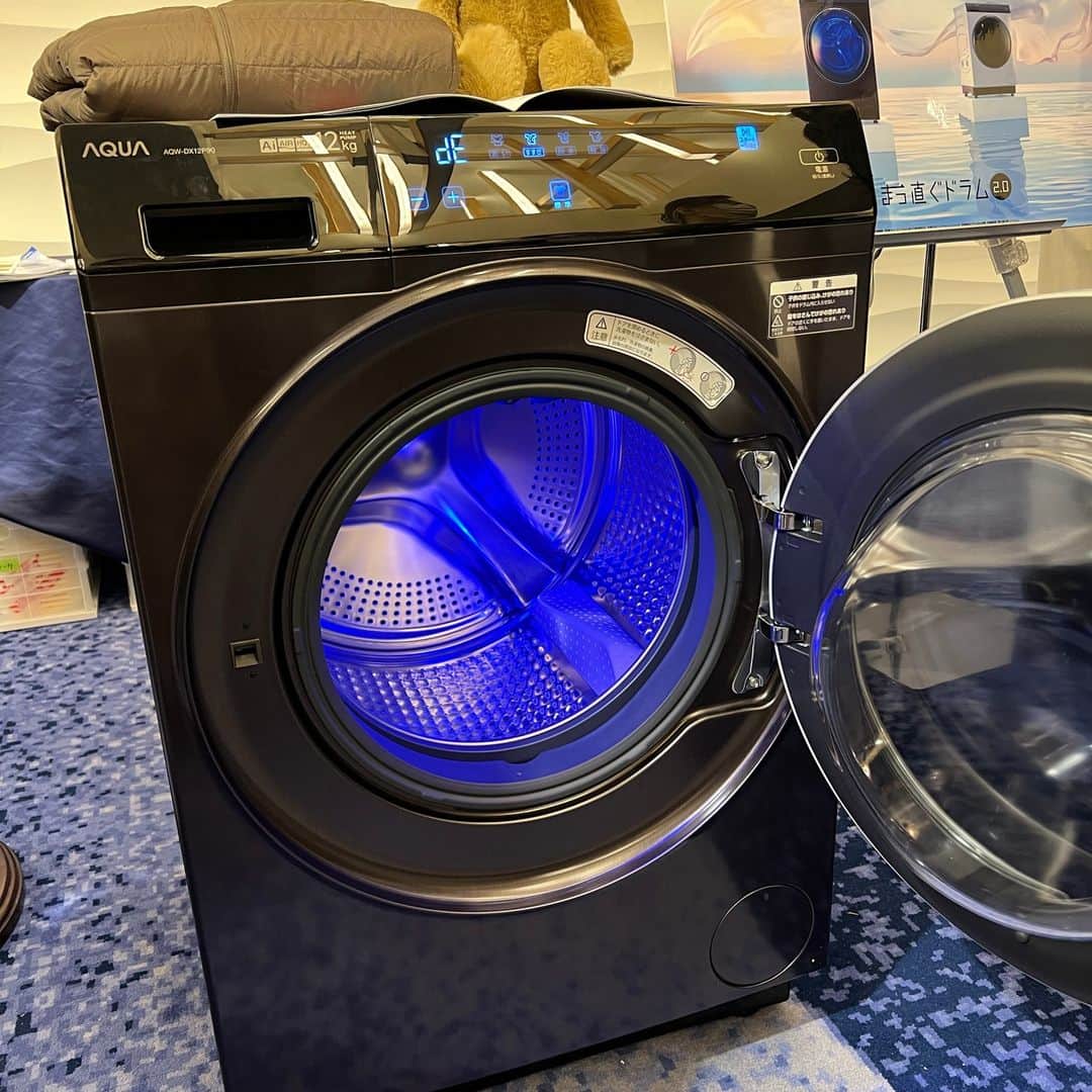 紫苑みやびさんのインスタグラム写真 - (紫苑みやびInstagram)「#PR　#AQUA  #ESSEファンパーティ2023 に参加し、AQUA社のドラム式洗濯乾燥機「まっ直ぐドラム2.0」をご紹介いただきました。  コンパクトで大容量、12Kgの洗濯物を洗えるんだって。 ドラムがまっすぐだから衣類の絡みを抑えてムラなく洗い、乾燥もシワを抑えてふんわり仕上がるそう。  業務用洗濯機で培った「水平＝まっ直ぐドラム」のメリットやノウハウをこの商品に応用してるとのこと。  ずっと縦型洗濯機を使ってますが、そろそろドラム式もいいなぁと思っている今日このごろ。 買い替える時の選択肢の１つにしたいと思います。  #アクア #AQUAの洗濯機 #アクアの洗濯機 #洗濯機 #洗濯機買い替え #AQUAのある暮らし #アクアのある暮らし #家電 #家電好き #生活家電 #おすすめ家電 #おすすめ洗濯機 #最新家電 #ドラム式洗濯機 #ドラム式 #ドラム式洗濯乾燥機 #洗濯乾燥機 #まっ直ぐドラム #おうちクリーニング #洗濯 #洗濯好き #家事」11月30日 22時35分 - shion_miyabi