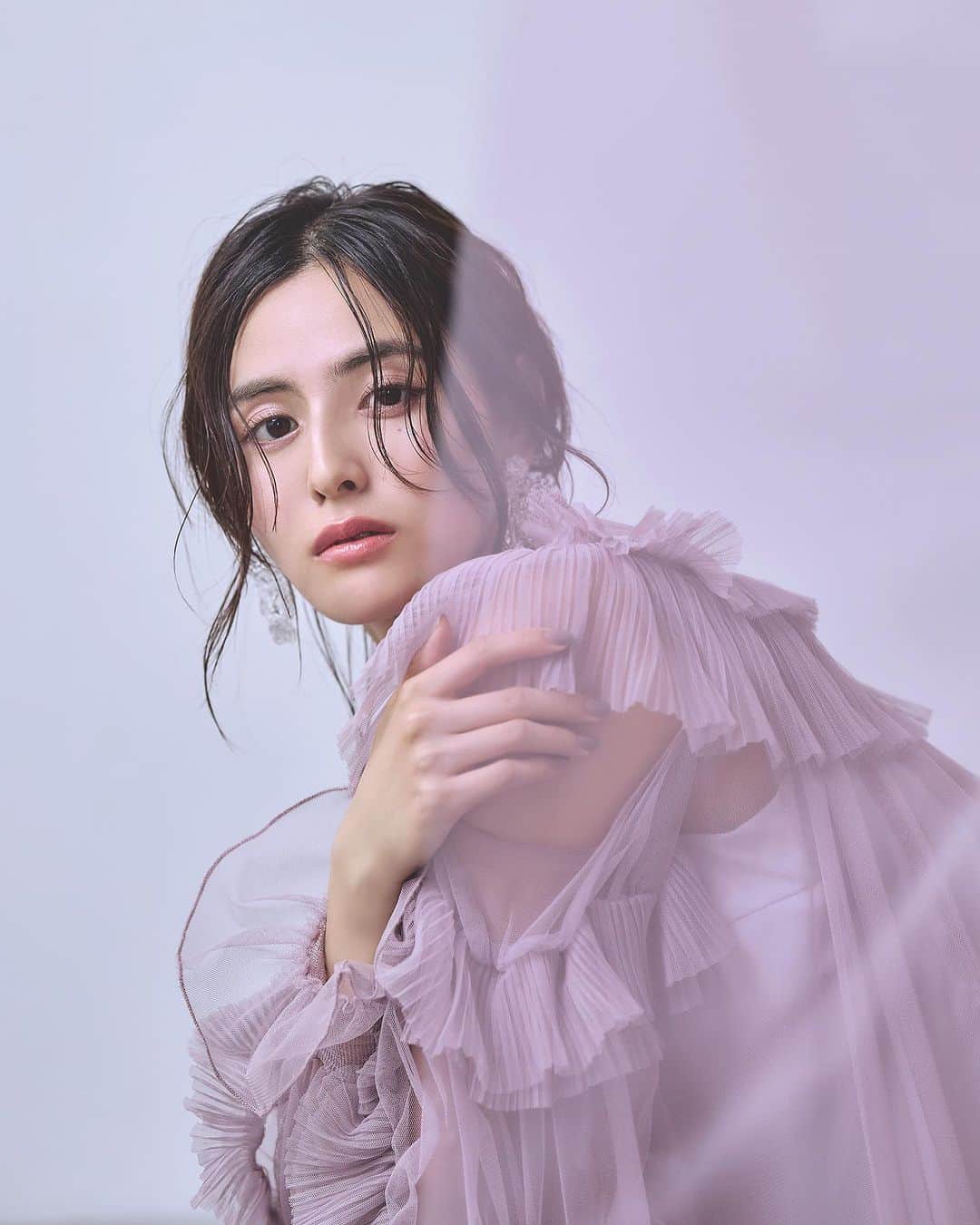 岩田絵莉佳のインスタグラム：「photographer @hisayo49  hair&makeup @atelierharuka_takezako  stylist @jun__ymzk」