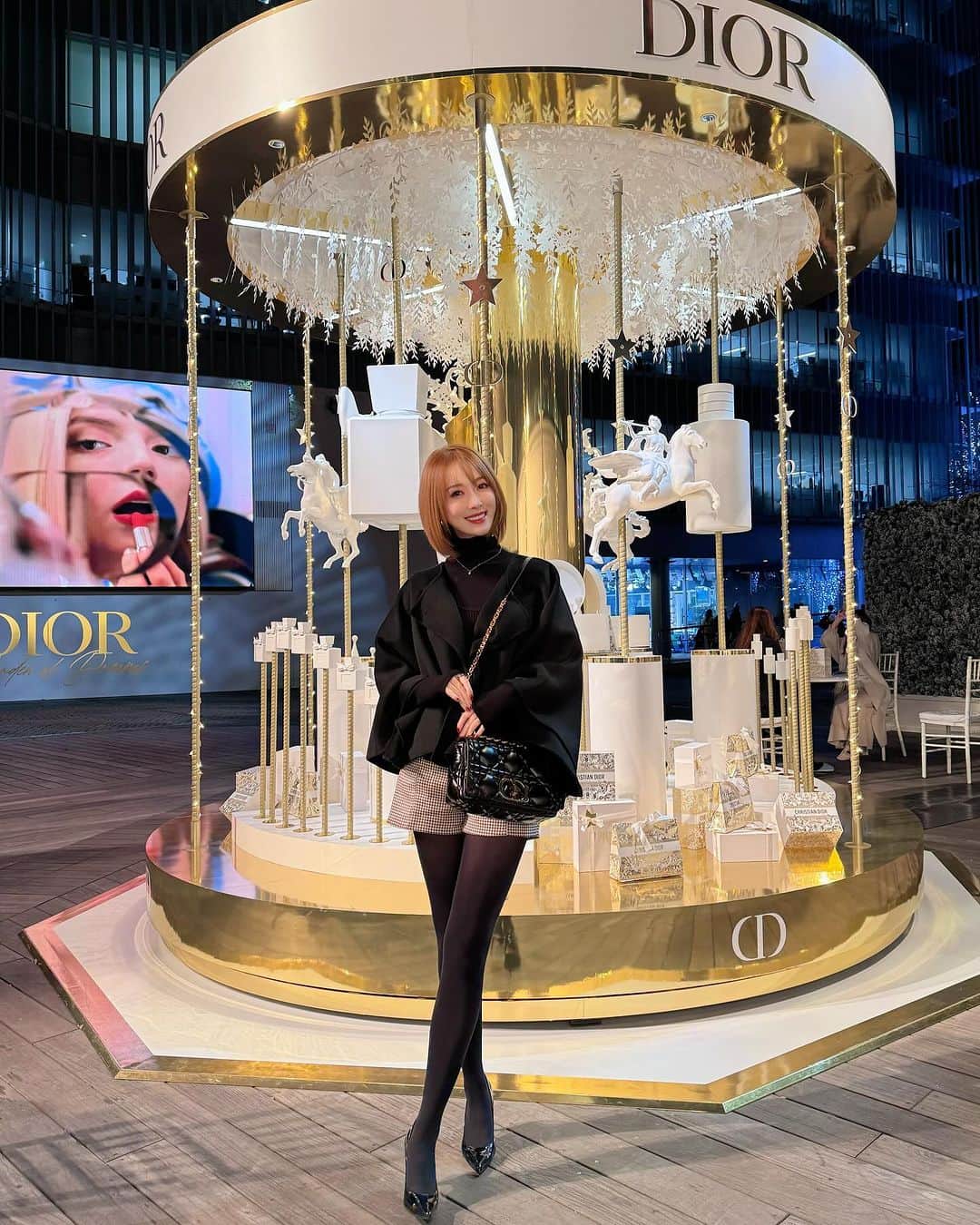 瀬戸早妃のインスタグラム：「六本木ヒルズの @diorbeauty イベントに行ってきました💙  お迎えしたバッグやっと使えてうれしかったなぁ🥰  可愛いコフレ盛り沢山だったので、またゆっくりチェックしてみよう💄  今日の東京のこの格好はひたすら寒すぎました⛄️❄️笑  #diorbeauty #dior #六本木ヒルズ」
