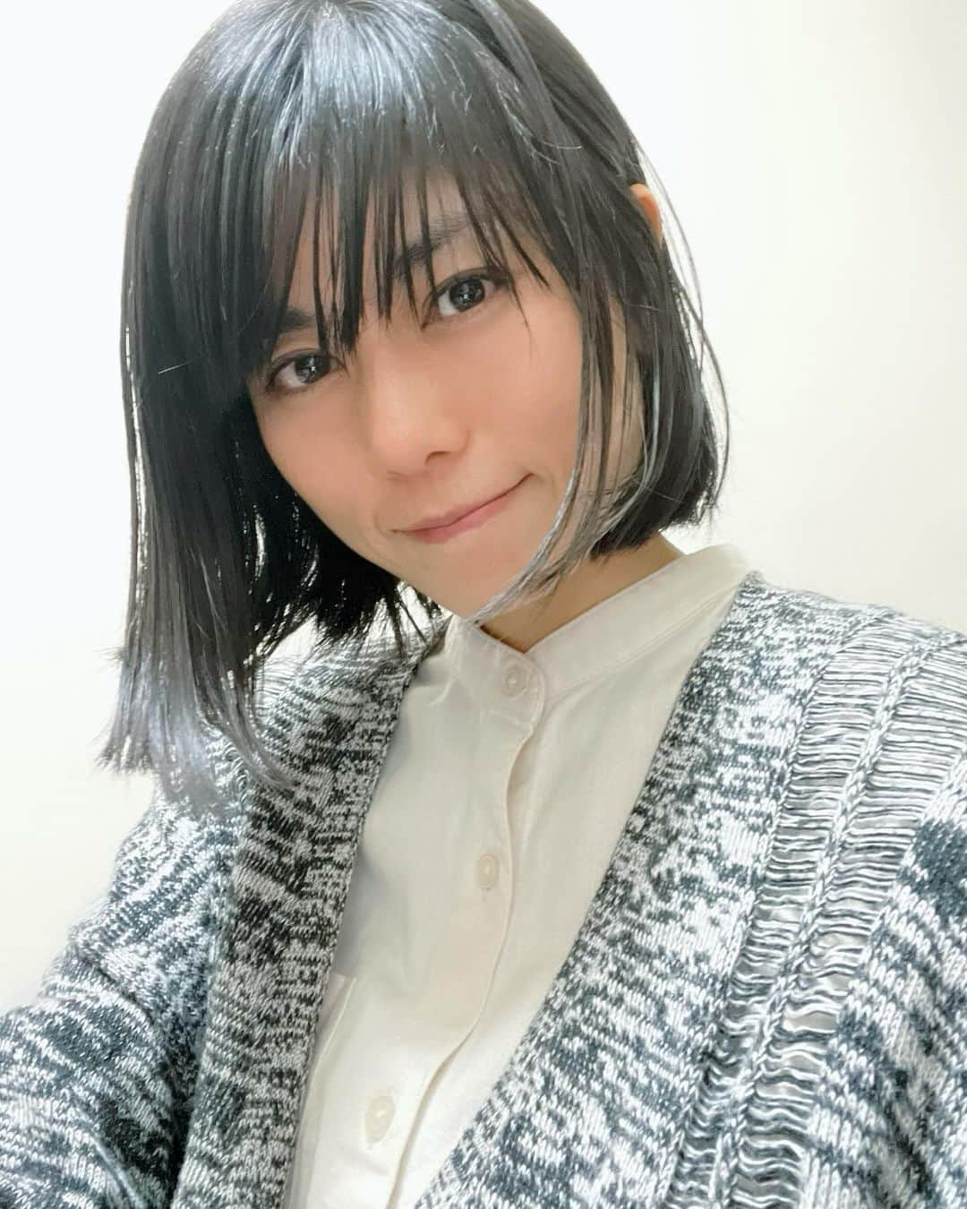 芳野友美さんのインスタグラム写真 - (芳野友美Instagram)「やっぱりそうか～という感じなんだけど、世界ランク1位の最強日本馬、#イクイノックス引退 が発表されました。 　 まだ4歳、もっと衝撃の走りで強いところを見てみたかったし、#凱旋門賞 にも挑戦してほしかったなぁっていう思いはあるものの、種牡馬として今後のことを考えると怪我したら大変だし、オーナー側の立場なら私もその選択をするなと・・・ 　 G1・6連勝、10戦8勝、2着以下は無し、総獲得賞金歴代最高と凄い成績を残して競馬ファンを楽しませてくれました！ 父が#キタサンブラック ってのもキャップ愛用者としては嬉しい存在でした☺︎ 　 パンサラッサも同様、先週の#ジャパンカップ が最後だったのかと思うと寂しいなぁーーー😭 去年の#天皇賞秋 の、この2頭の闘いが感動だったなぁ。 　 とっても複雑ではありますが、#イクイノックス 、#パンサラッサ 、ありがとう！ ひとまずゆっくり休んで、穏やかに健康に過ごしてほしいです。そして子供たちの活躍を楽しみにしてます🐴」11月30日 22時42分 - yumi_yoshino_1980