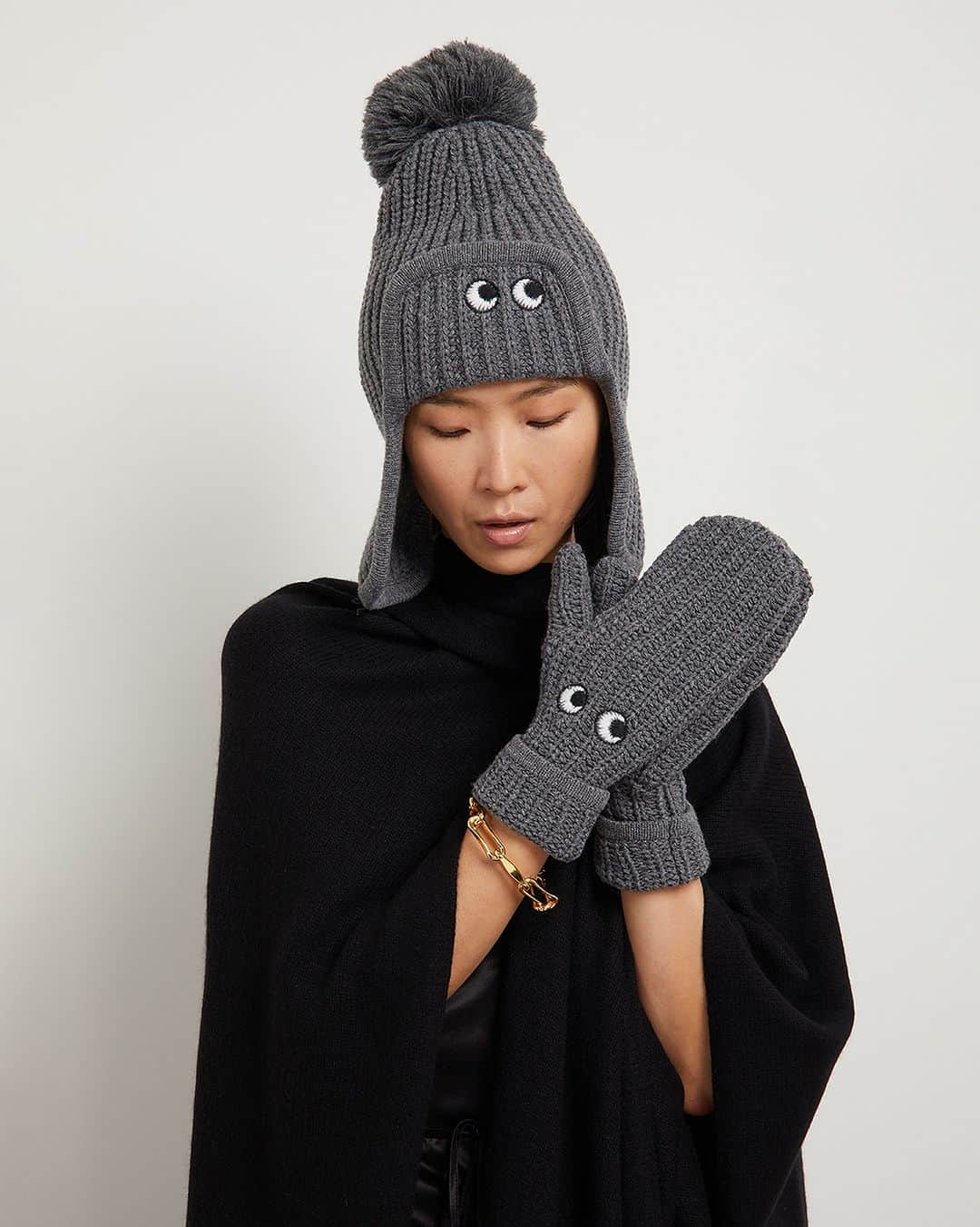 アニヤハインドマーチのインスタグラム：「Our much-adored Eyes Wool Hat is back. This year’s grey version is here to keep you warm during chilly winter days. #AnyaHindmarch」