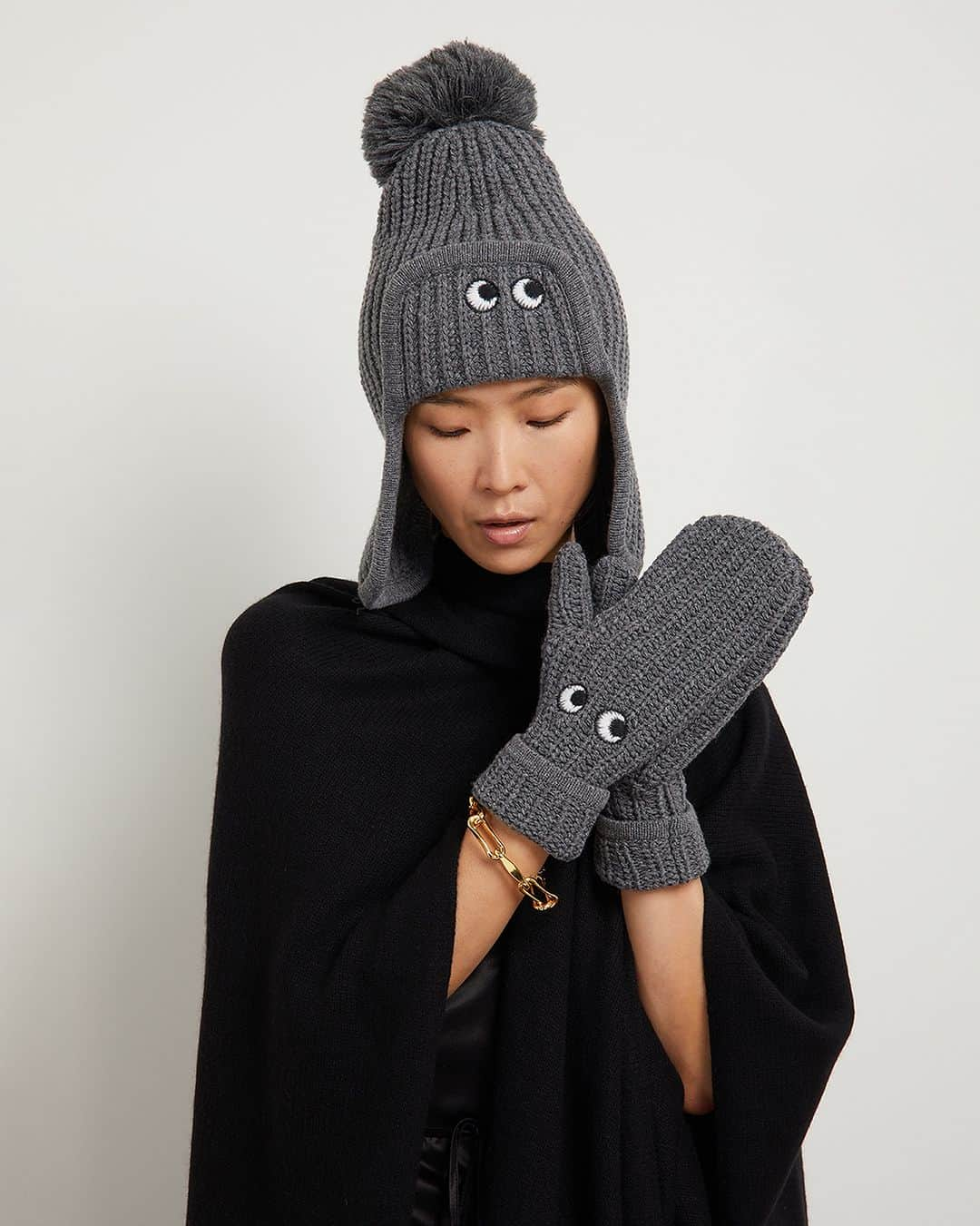 アニヤハインドマーチさんのインスタグラム写真 - (アニヤハインドマーチInstagram)「Our much-adored Eyes Wool Hat is back. This year’s grey version is here to keep you warm during chilly winter days. #AnyaHindmarch」11月30日 22時43分 - anyahindmarch