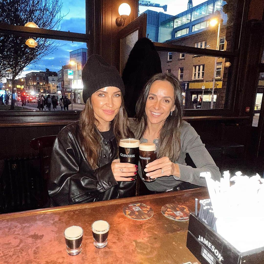 ケイトリン・ブリストーのインスタグラム：「They say “go laugh in the places you once cried”. Well I did a lot of crying in Ireland. So laugh we did.  Now, Most people celebrate a new house with champagne… But I preferred a Guinness in Ireland.」