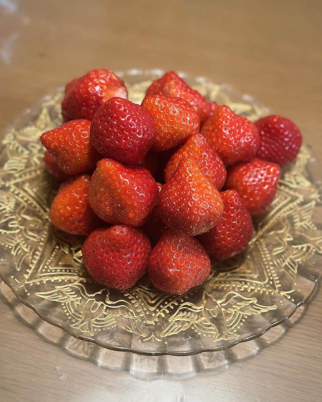 星那美月さんのインスタグラム写真 - (星那美月Instagram)「お誕生日に欲しい物が思い浮かばなくてイチゴ貰った🍓🍓🍓美味しい😚  お皿は @moeka_momonga の🕊️お気に入り！」11月30日 22時44分 - mitsukihoshina