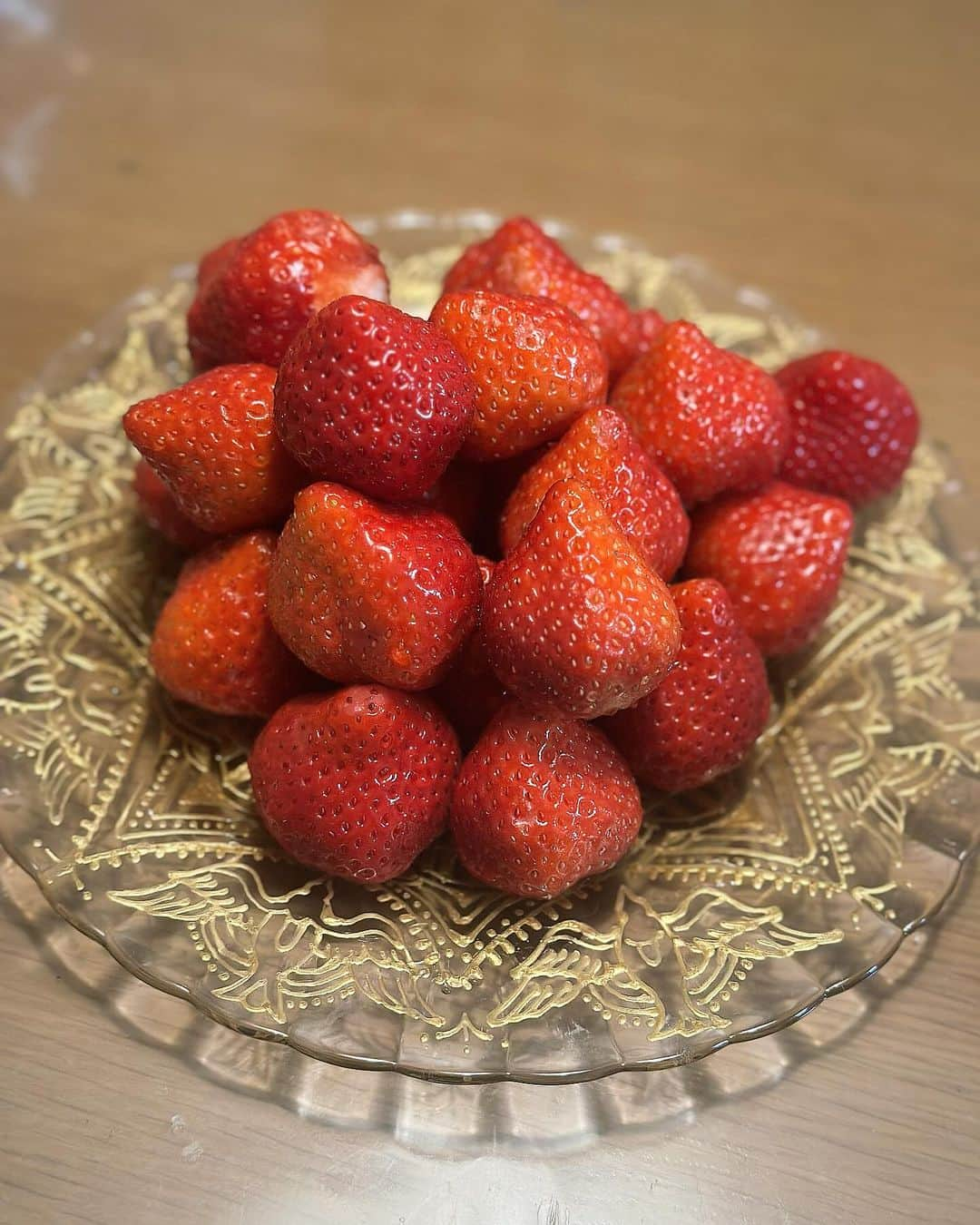 星那美月のインスタグラム：「お誕生日に欲しい物が思い浮かばなくてイチゴ貰った🍓🍓🍓美味しい😚  お皿は @moeka_momonga の🕊️お気に入り！」