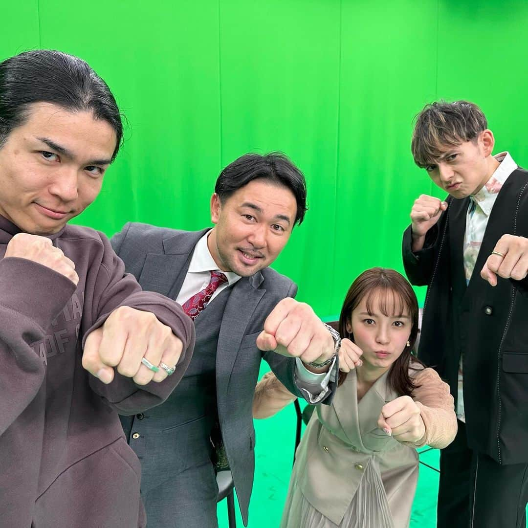 森千晴のインスタグラム：「「 #神の左 🥊」こと、#山中慎介 さんと左ストレート！！  今回は、アクロバティックなプレーにハリーさんと驚愕🥹  ボクシングは、世界三大タイトルマッチを  元WBC世界バンタム級王者で12度の防衛を果たした 山中さんに解説していただきました！  ベラトールの試合の実況解説はお馴染み、 川尻さん @crusher_mma と中野さん @gen_nakano_official でしたよ😍  今夜も、BS11 夜11時からご覧ください！  outfit @randa_pic  accessory @grossejapan」