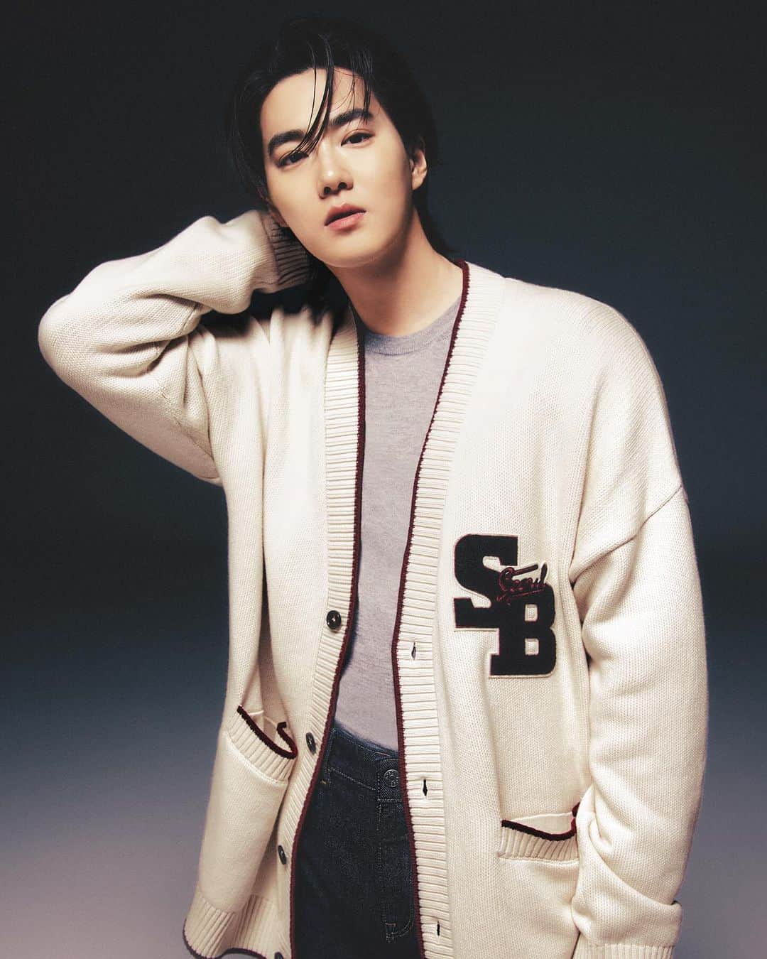 ヒューゴボスのインスタグラム：「Bold monograms and luxe layers. #Suho serves effortless style on the pages of @arenakorea, dressed in BOSS.  Contributing editor 고동휘 Photographer 채대한 Stylist 임진 Hair 박내주 Make-up 현윤수 Set stylist 서수현 Assistant 임주희」