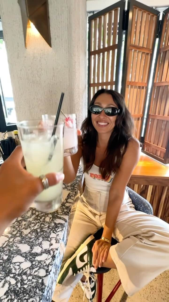 ロキシーのインスタグラム：「Paradise is calling! We’re giving you the chance to WIN a trip to Hawaii and spend 6 days chilling at the @WayfinderWaikiki just like @tiarabellaaa 🙌 enter by tapping the link in our bio ✨」