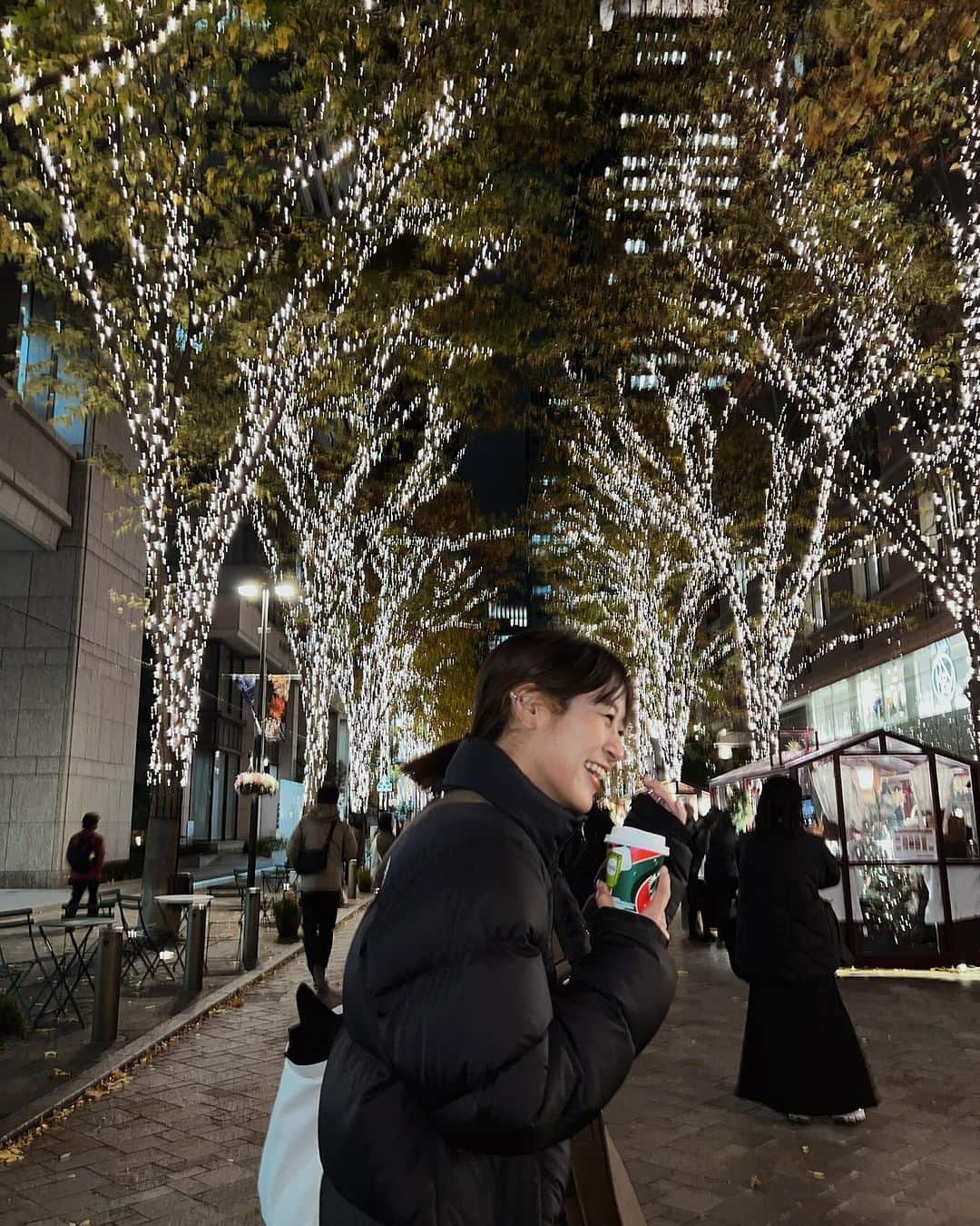 上野智子さんのインスタグラム写真 - (上野智子Instagram)「今日の仕事帰り。 丸の内がクリスマスモードで素敵でした♡ 後輩たちもキャッキャしていて、いい季節だな〜🎅 と思いながら帰宅。夜は寒くて、スタバのジンジャーブレッドラテが沁みました。冬の幸せこれこれ〜☺️ ダウンはたけPの @thenorthfacejp 。 (スケートもイルミランもしたくなったよ⛸️ @fitvibes_tokyo みんなでいかがかな〜)  今年は娘と過ごす、初めてのクリスマスです🫰✨  #丸の内イルミネーション」11月30日 22時57分 - tomokoueno