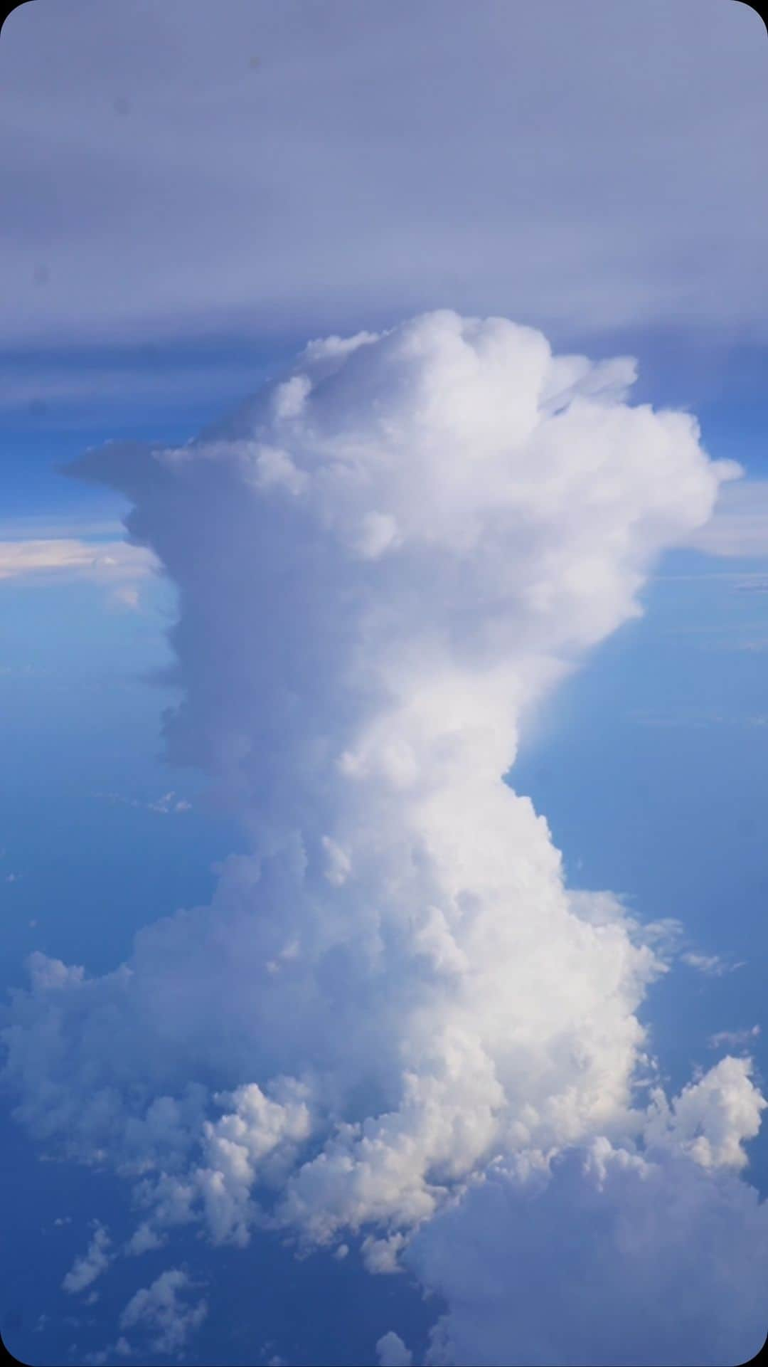 矢野未希子のインスタグラム：「飛行機で窓の外を見るのが大好き✈️☁️  PLUTOの竜巻みたい🌪️」