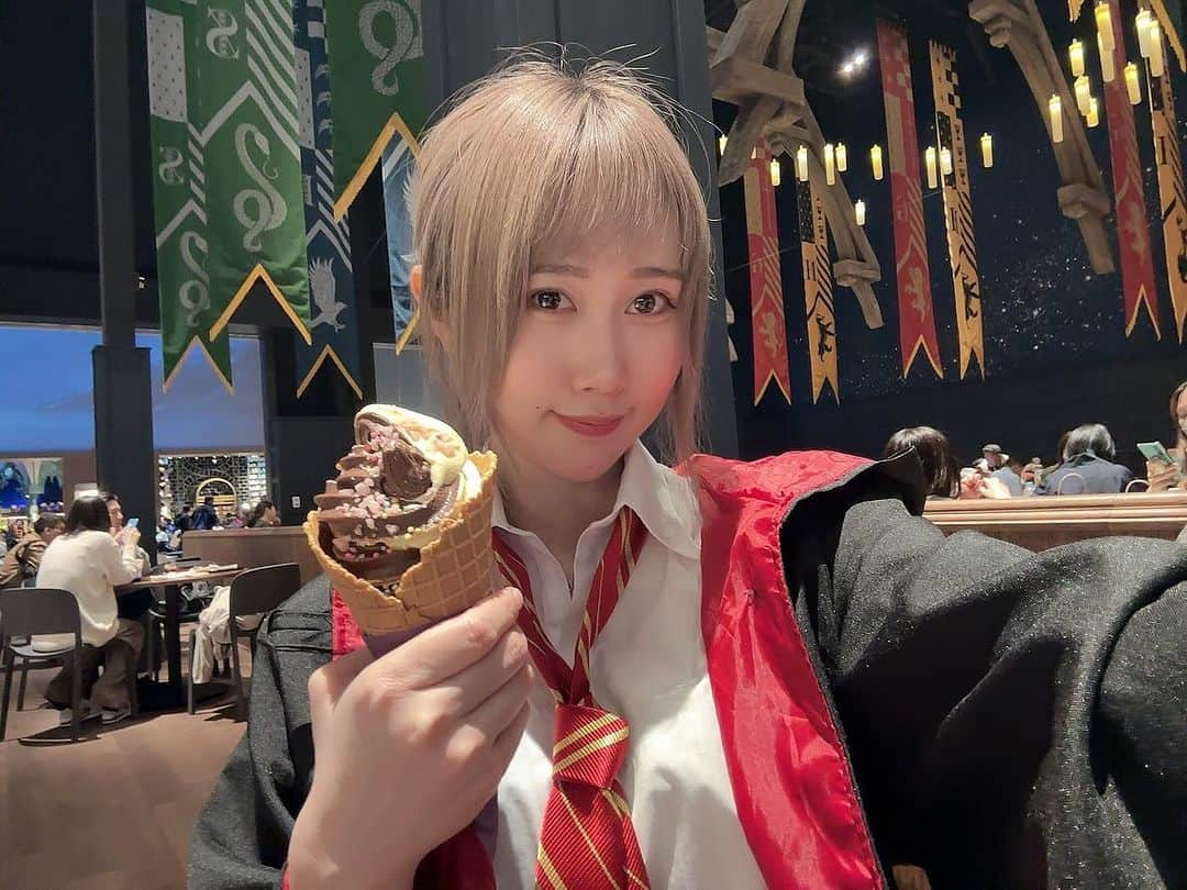 釘町みやびさんのインスタグラム写真 - (釘町みやびInstagram)「🍦  昨日としまえん跡地の魔法の国へ！ やっと行ってきました☺️✨  最初から最後まで食べてました！笑  ランチも美味しかったし、アイスも美味しかったし、 実はお持ち帰りしたマフィンも美味しかった〜🥧💗  食べてない写真はまた後日🪄︎︎✨  ． ． #ハリーポッター  #ハリーポッタースタジオツアー  #飯テロ  #ハリーポッターカフェ  #食いしん坊  #美味しいもの大好き  #harrypotter  #cafe  #harrypotterworld」11月30日 22時51分 - miyajyaga382