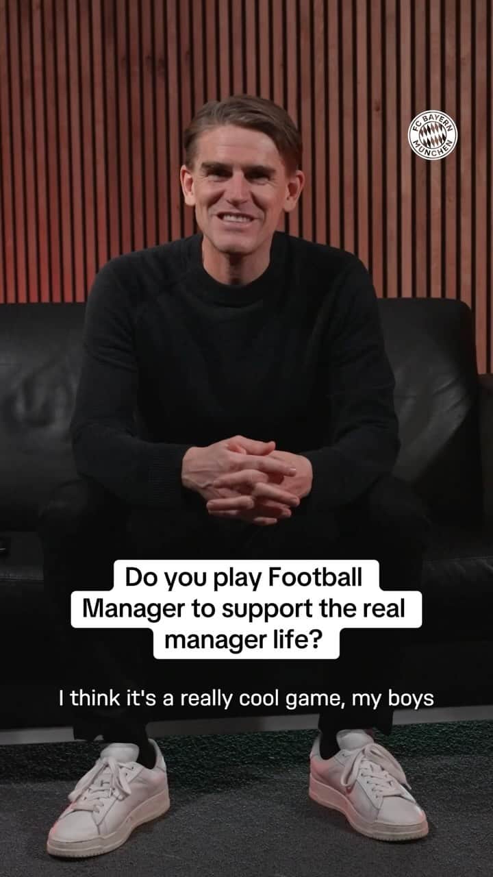 バイエルン・ミュンヘンのインスタグラム：「„Do you play Football Manager?“ Watch the full version of the Q&A with our sporting director, Christoph Freund.   👉 LINK IN BIO! 📺   #MiaSanMia #FCBayern #FootballManager」