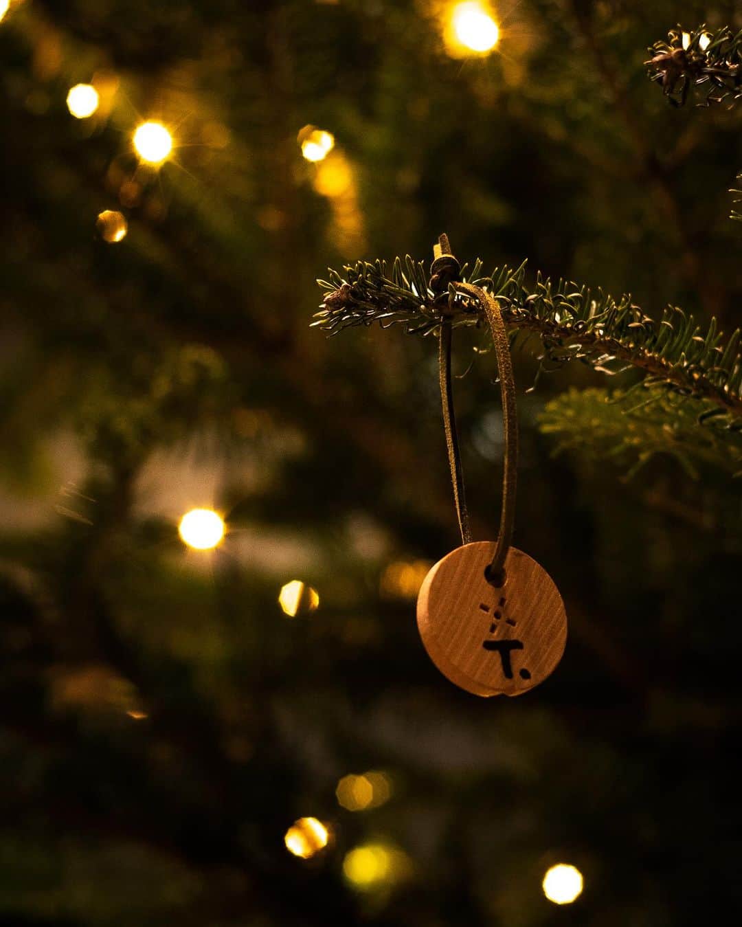 櫻井貴史さんのインスタグラム写真 - (櫻井貴史Instagram)「「樹木との共生」をテーマに掲げるスキン＆マインドブランド「BAUM」がwith HARAJUKU B1で「BAUM HOLIDAY POP UP STORE」を開催！  会場ではカリモクの廃材を利用したクリスマスオーナメントのワークショップもやっていて早速作らせて頂きました  T.ロゴ書いておきました  ツリーの裏側にそっと飾りましたので是非見つけてみて下さいませ  12月1日〜3日迄の開催です  @baum_global  #BAUMHOLIDAY2023 #森林浴美容 #pr」11月30日 22時53分 - sakurai_takashi