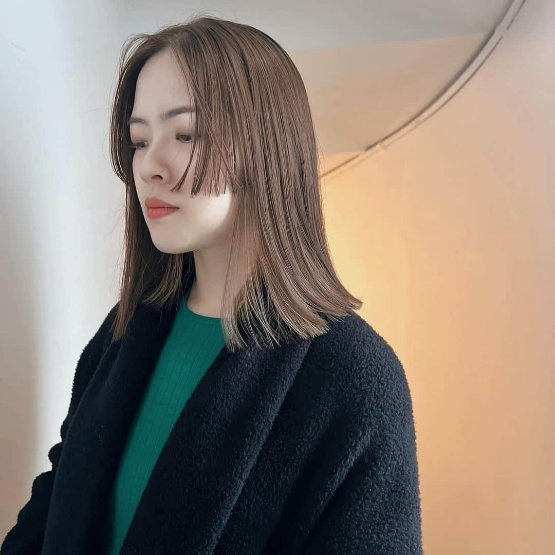 マツオモモコさんのインスタグラム写真 - (マツオモモコInstagram)「beige×beige🍞 柔らかい色みとline cut/ . . . #hair #hairstyle #ヘアカット #ヘアスタイル #デザインカット #デザインカラー #ハイライトカラー #ハイライト #インナーカラー #ベージュカラー #ベージュヘア #ニュアンスカラー」11月30日 22時56分 - matsuo_momoko