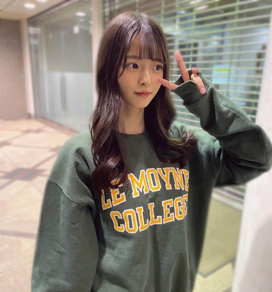 桜田彩叶のインスタグラム：「#毎日コーデ 5日目！  古着なかなか着ないけどどう？？ #champion のトレーナー 💚   #古着  #古着コーデ  #トレーナー  #チャンピオン  #骨格ウェーブ  # #カジュアルコーデ  #アイドル  #アイドルヘア  #巻き髪」