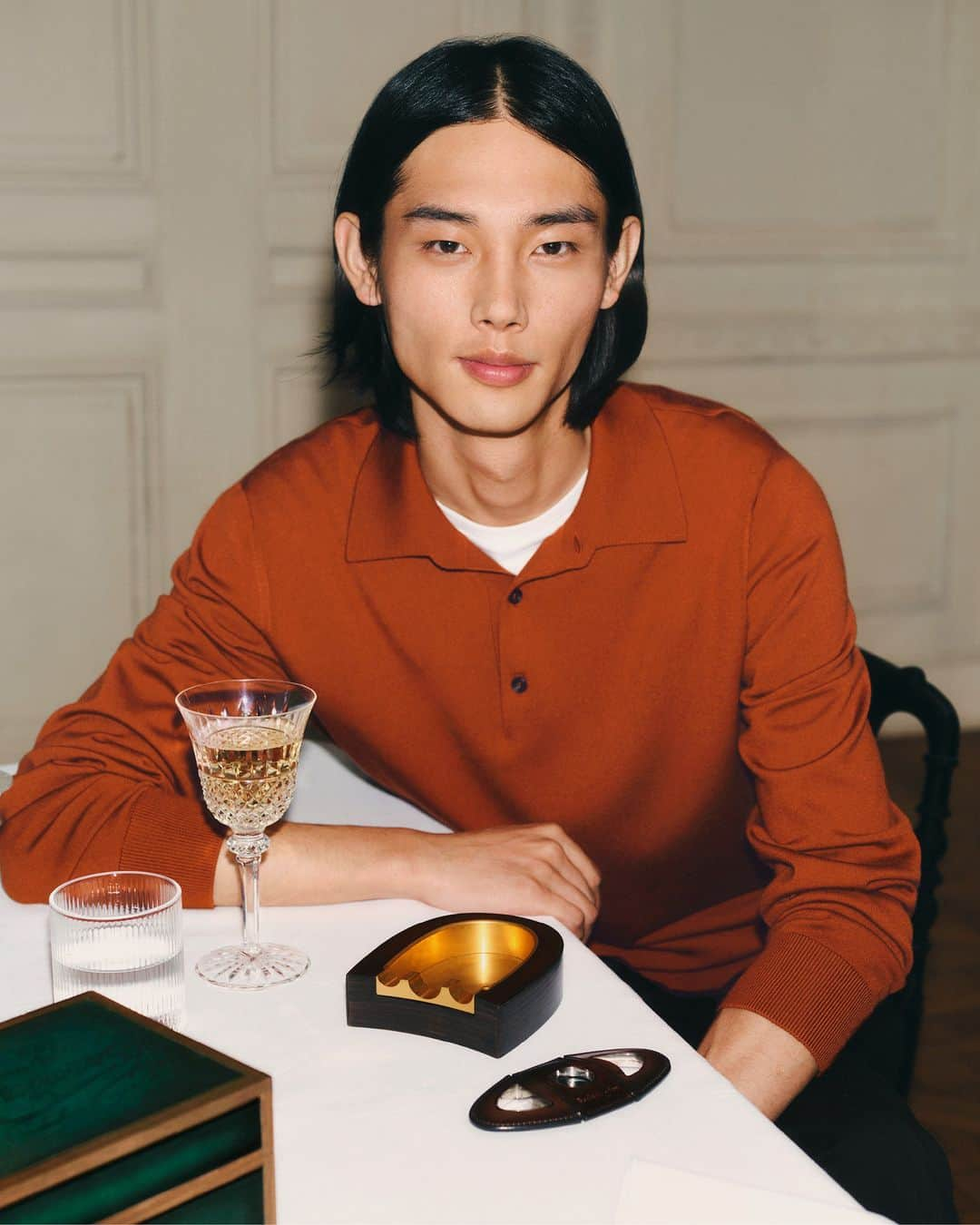 ベルルッティさんのインスタグラム写真 - (ベルルッティInstagram)「- HOLIDAY SCENES WITH #BERLUTI -   There’s an art to creating the perfect celebratory atmosphere, one that feels special yet carefree and welcoming. The same could be said of our Winter 2023 polo sweaters. Made of wool and featuring understated leather details, they are both versatile and unique, just like our ashtray curated with leather craftsmanship.  Now available in-store and on the e-shop.   Creative direction by @trendsandculture for Berluti Styling by @benmartinengo  Photo by @jamesharveykelly   #BERLUTIHOLIDAY #BERLUTIGIFT  Enjoy responsibly」11月30日 23時00分 - berluti