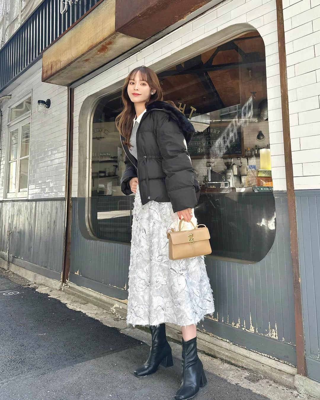 磯田 ひかる(Hikaru Isoda) さんのインスタグラム写真 - (磯田 ひかる(Hikaru Isoda) Instagram)「こんばんは♡ 11月ラストですね🥰 今年もあと1ヶ月〜！  12月はあっという間に過ぎ去りそう...  この日は寒かったので中綿コートを🫶カジュアルになりすぎなくてお気に入り〜🤍  【着用アイテム】 Jacket/Tops/Skirt @celford_official @usagionline  ファー衿付き中綿コート BLK 36 ¥38,500 税込  ジャガードプリントタックスカート LGRY 36 ¥24,200税込   ロゴ刺繍リブニットプルオーバー  GRY 36 ¥14,300 税込  —————————— picaru：162cm / 骨格ウェーブ 1st ブライトスプリング 2nd ブライトサマー  大人可愛いスタイルアップコーデ ヘアメイクを合わせた トータルスタイリングを提案🤍  不定期にストーリーで ファッションお悩み相談募集中🥰 ——————————  他の投稿を見る→【@picaruuu】」11月30日 23時03分 - picaruuu