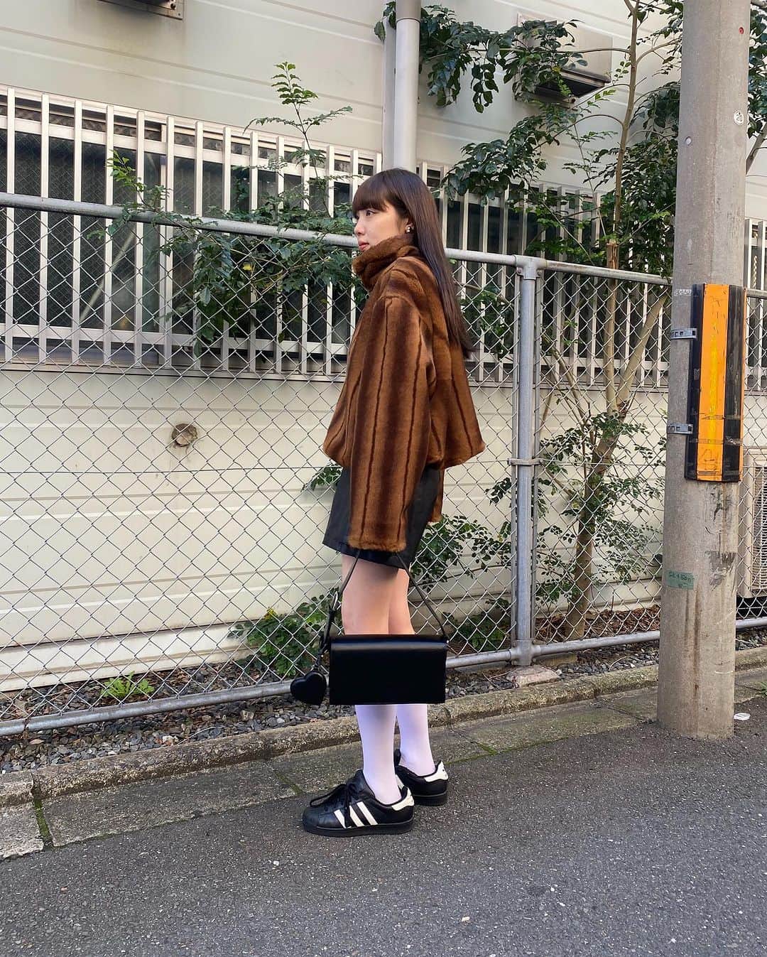 MOUSSY SNAPさんのインスタグラム写真 - (MOUSSY SNAPInstagram)「#MOUSSYSNAP @kanon_makabe 157cm  ・FAUX FUR STAND COLLAR JACKET(010GAS30-6460) ・POINT SHOULDER GLITTER TOP(010GAS80-5430) ・FAUX LETHER WORK SHORTS(010GA730-5590) ・LANDSCAPE BAG(010GAT51-5970) 全国のMOUSSY店舗／SHEL'TTER WEBSTORE／ZOZOTOWNにて発売中。  #MOUSSY」11月30日 23時15分 - moussysnap