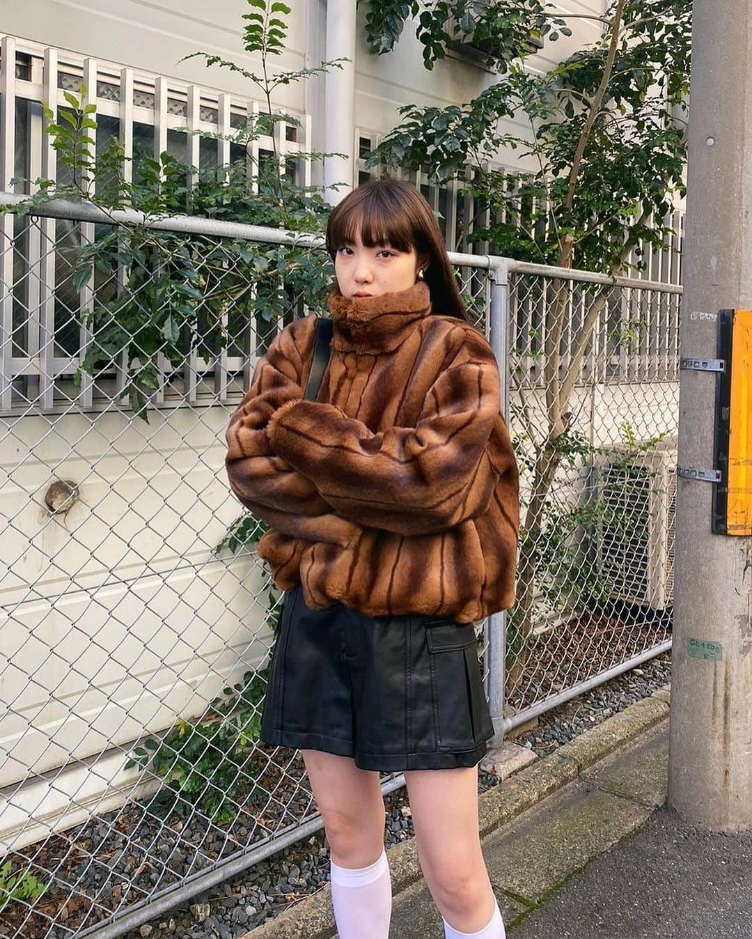 のインスタグラム：「#MOUSSYSNAP @kanon_makabe 157cm  ・FAUX FUR STAND COLLAR JACKET(010GAS30-6460) ・POINT SHOULDER GLITTER TOP(010GAS80-5430) ・FAUX LETHER WORK SHORTS(010GA730-5590) ・LANDSCAPE BAG(010GAT51-5970) 全国のMOUSSY店舗／SHEL'TTER WEBSTORE／ZOZOTOWNにて発売中。  #MOUSSY」