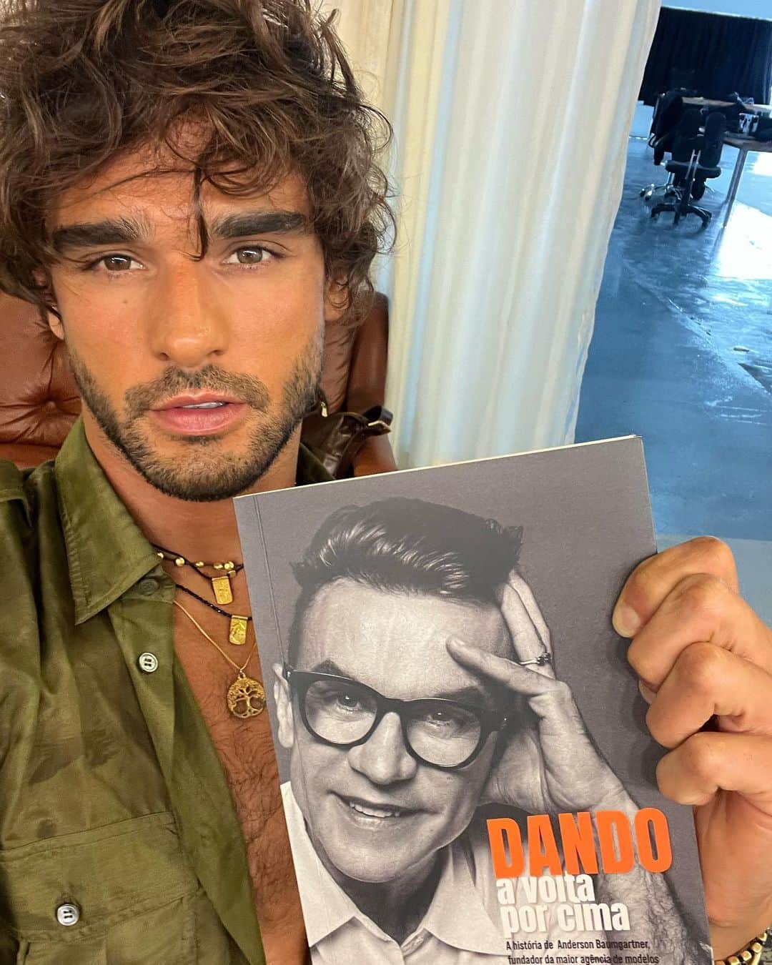 マーロン・テシェイラのインスタグラム：「YOU MUST CHECK IT.  🔥 DANDO A VOLTA POR CIMA 🔥  @dandoway   SEM SABER QUE ERA IMPOSSÍVEL, ELE FOI LÁ E FEZ.  Do carvão ao diamante.  De Itajaí para o mundo.   Que orgulho, que sorte, te conhecer e te ter na minha vida.  Pura inspiração para quem te conhece e convive com você, e agora todos podem ter o privilégio de ser inspirados por você também.   Um presente para o planeta terra esse livro.   Obrigado por ser esse ser humano extraordinário e compartilhar sua linda história com o mundo.   Pura inspiração para o ser humano.   TE AMO BRASIL. 🫶🏽🇧🇷❤️‍🔥   Obrigado @dandoway por existir no mundo e na minha vida.  —- 🎩…Peace&Light…♻️ —-   #Dando #AVoltaPorCima #Biografia #Way #GoodVibesOnly」