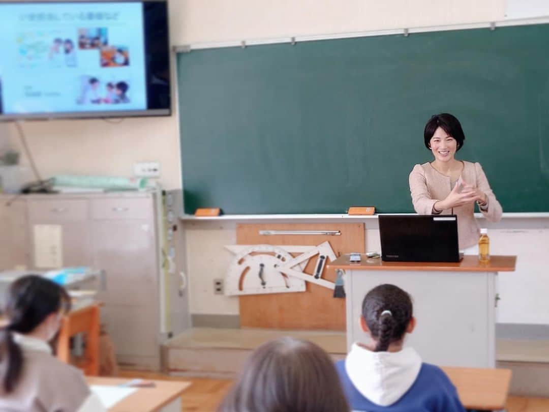 杉岡沙絵子さんのインスタグラム写真 - (杉岡沙絵子Instagram)「📖 　 　 今日は磐田市立田原小学校で 職業講話としてアナウンサーの仕事について お話しさせていただきました🎤 　 小学生にアナウンサーの仕事や 日々心がけていること、やり甲斐 話し方や聴き方について伝えるのは初めてで 私もドキドキでしたが一生懸命 聴いてくれる姿がとても嬉しく 私自身もとても楽しい時間となりました✨ 　 聴いてくれたみんなの心に何か少しでも 残ってくれていたら嬉しいなと思います🎶 　 　 ・ ・ #磐田市#職業講話 #アナウンサー#話し方講座 #フリーアナウンサー#ラジオパーソナリティ#管理栄養士」11月30日 23時07分 - saeko_sugioka