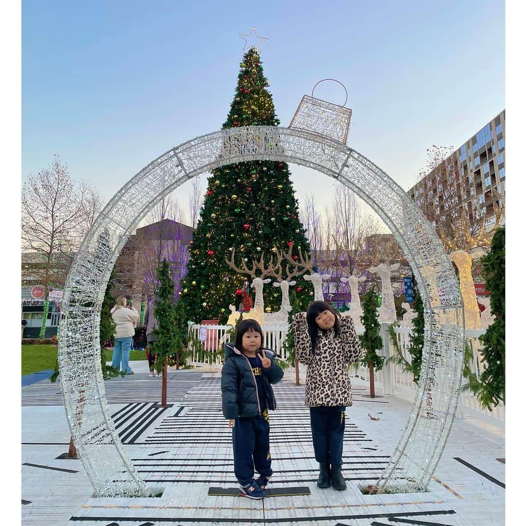 ぽるママさんのインスタグラム写真 - (ぽるママInstagram)「. . ４連休があったので旅行に行ってきた😌🎄💖  計画を立てることが苦手すぎる夫婦は ついに計画を立てることをやめまして😇  なんとなく行きたい州を決めて その方角に出発🚙💭👐🏻 ホテルもその日いる場所で探す作戦🤙🏻  毎年忘れてしまうのだけど、 出発した日は #thanksgiving で どーーーこもやっておらず🫠🫠🫠  とにかく移動🐟🐟🐟 ちょいと立ち寄ったなんてことない公園で 大はしゃぎなみゆふわでした🎡🪩💫  #イルミネーションの見方は #それで合うとるんか？ #無事にホテルもとれまして #一日目終了 #来年こそthanksgivingの概念を忘れていないでいたい」11月30日 23時09分 - poruporumama