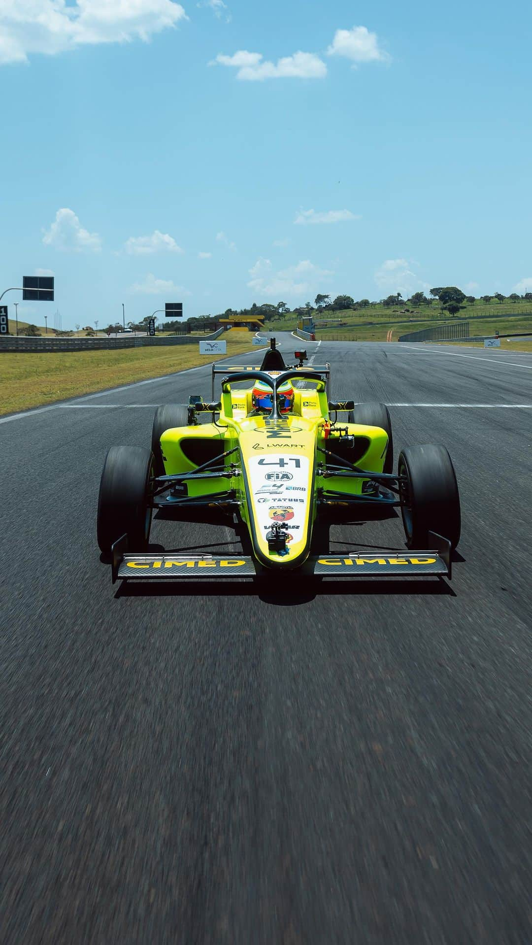 ルーベンス・バリチェロのインスタグラム：「ON BOARD - RUBINHO ACELERA O F4 BRASIL NA VOLTA RÁPIDA! 🏎️💨💨  Por dentro do cockpit! Vem de carona com @rubarrichello a bordo do @f4brasileira do @fefobarrichello em mais uma Volta Rápida de tirar o fôlego! 😱🔥  #Acelerados #F4Brasil #F4」