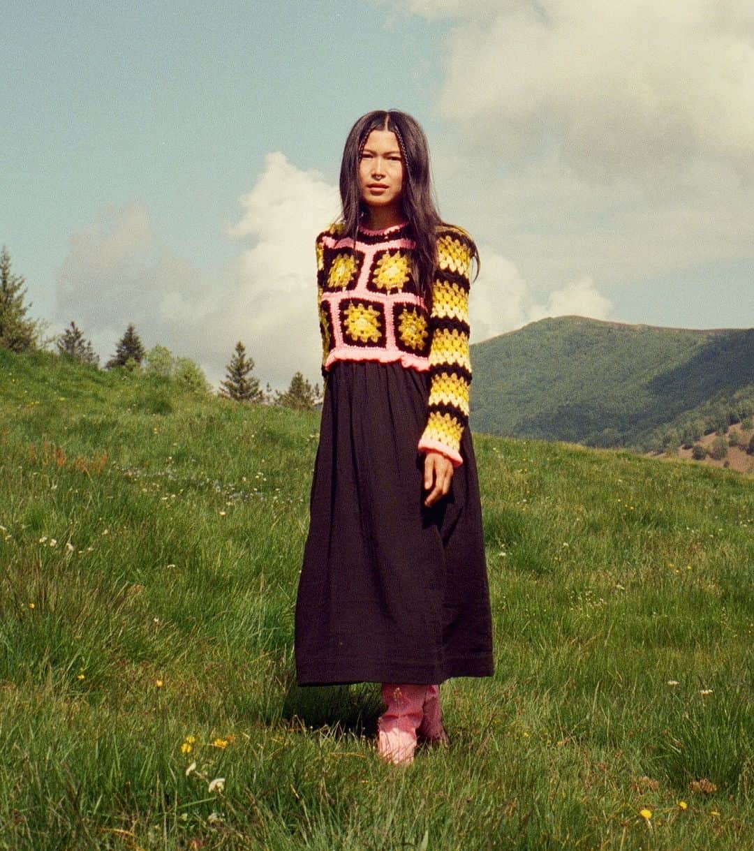 マヌーシュのインスタグラム：「SUZIE 💖 @anhwisle wears our Suzie crochet dress available in stores & online.」