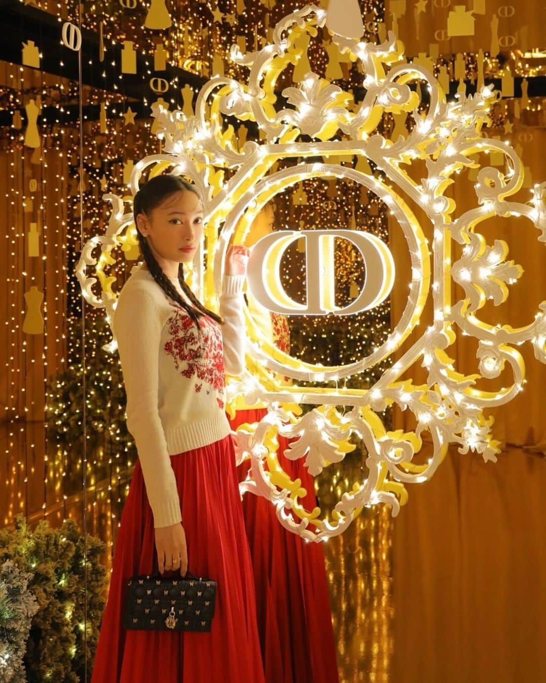 大政絢のインスタグラム：「❄️Dior Beauty❄️  六本木ヒルズアリーナで期間限定にオープンする GARDEN OF DREAMS✨ クリスチャン・ディオールが愛した、パリのチュイルリーガーデンをテーマに！ 期間限定とは思えないほどの幻想的で輝く空間に胸がときめき続けました🤍  @DiorBeauty @Dior #DREAMINDIOR #DIORHOLIDAYS #ガーデンオブドリームズ #ディオールファインジュエリー #SupportedByDior」