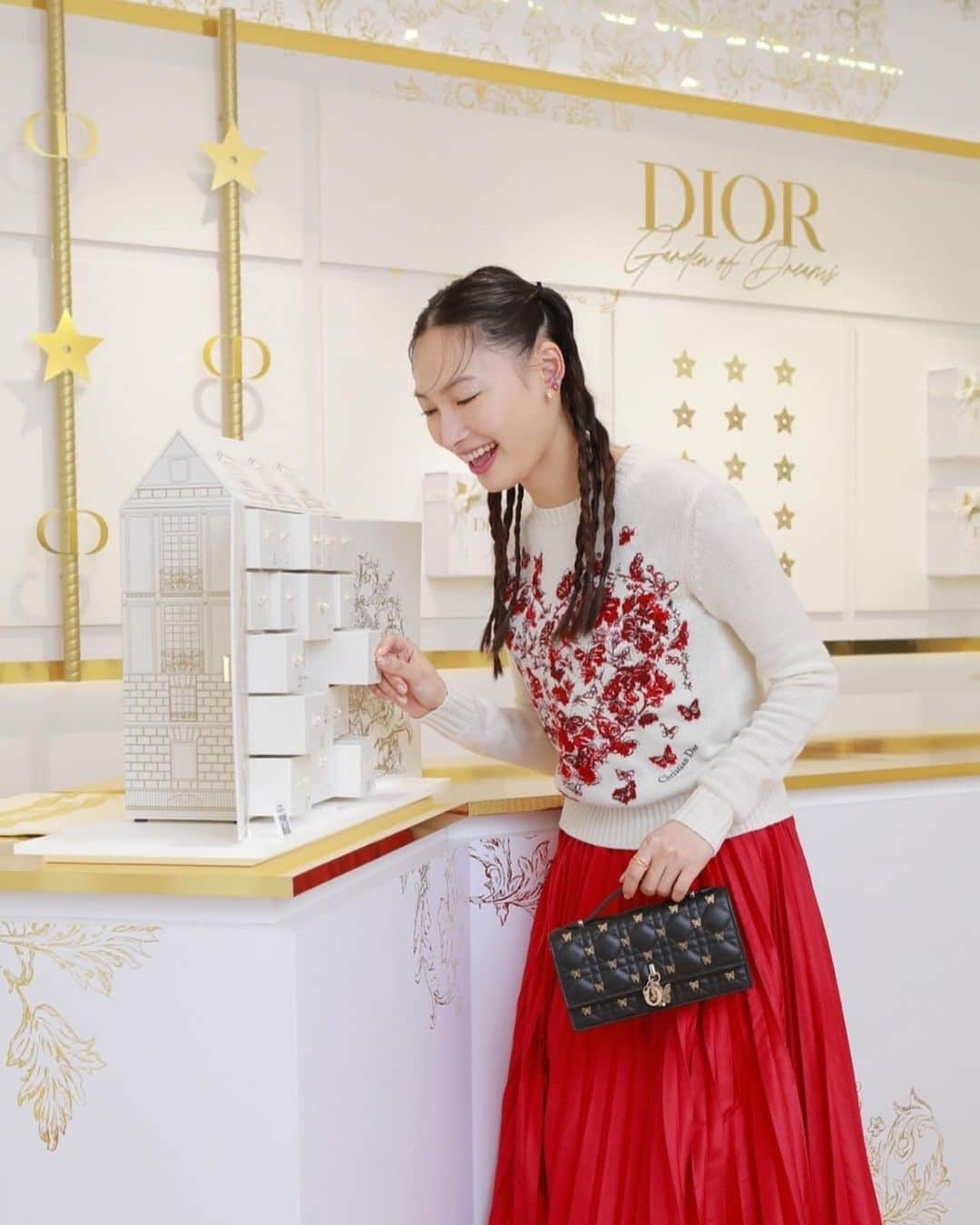 大政絢さんのインスタグラム写真 - (大政絢Instagram)「❄️Dior Beauty❄️  六本木ヒルズアリーナで期間限定にオープンする GARDEN OF DREAMS✨ クリスチャン・ディオールが愛した、パリのチュイルリーガーデンをテーマに！ 期間限定とは思えないほどの幻想的で輝く空間に胸がときめき続けました🤍  @DiorBeauty @Dior #DREAMINDIOR #DIORHOLIDAYS #ガーデンオブドリームズ #ディオールファインジュエリー #SupportedByDior」11月30日 23時13分 - aya_omasa_official