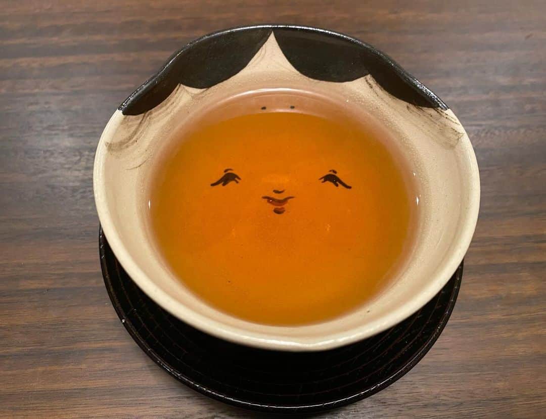 西川忠志のインスタグラム：「百福  本日も劇場は三回公演が無事に終わりました。  お客様ありがとうございました。  帰宅して焙じ茶で一服。  落ち着きますね。  おつかれさまでございました。  そして今、まだ勤務中の方 そして今からお仕事に行かれる方々 ごくろうさまでございます。 お気をつけてまして🍀  感謝 西川忠志」