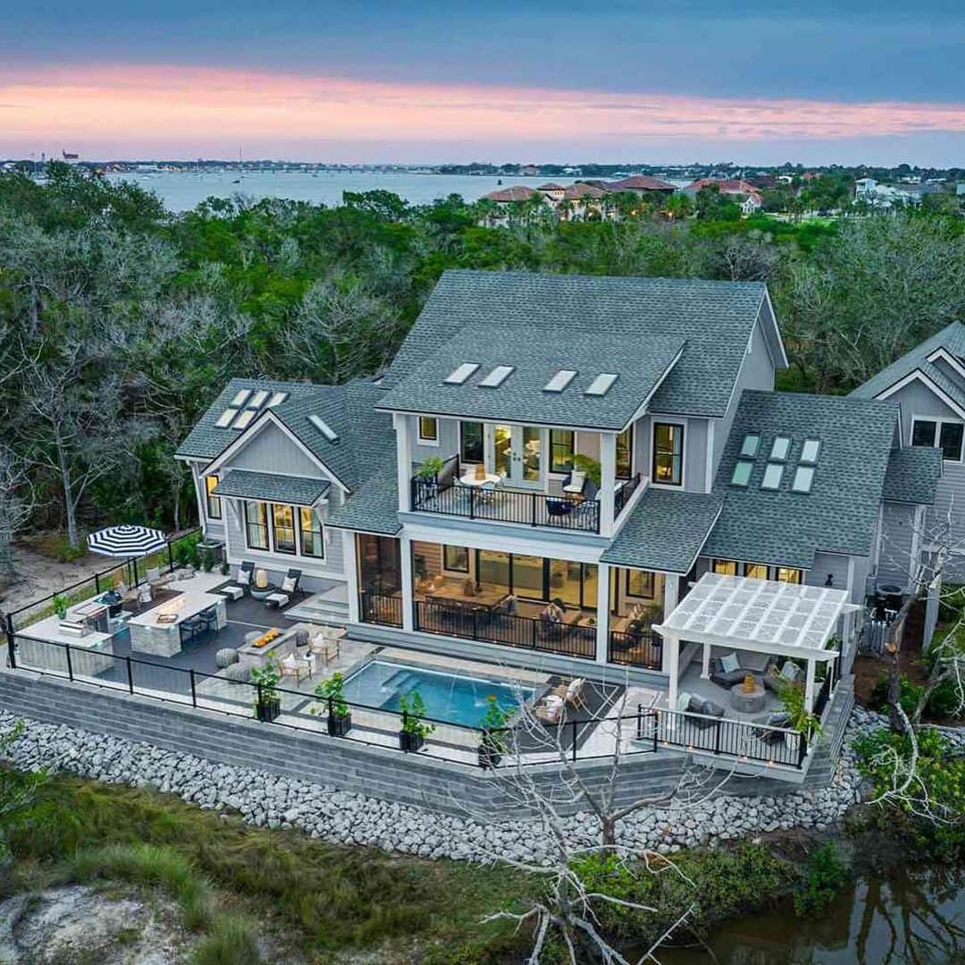 People Magazineのインスタグラム：「HGTV’s Dream Home 2024 is here — and it's in a stunning Florida location!  PEOPLE is exclusively revealing this year’s HGTV Dream Home — and Bryan Patrick Flynn returns to share all the design secrets behind the beachy abode.  Along with receiving the fully-furnished house, the winner will also be gifted a new Mercedes-Benz E Class Sedan and a $100,000 check. Tap the link in bio to find out how to win. 📷: HGTV」