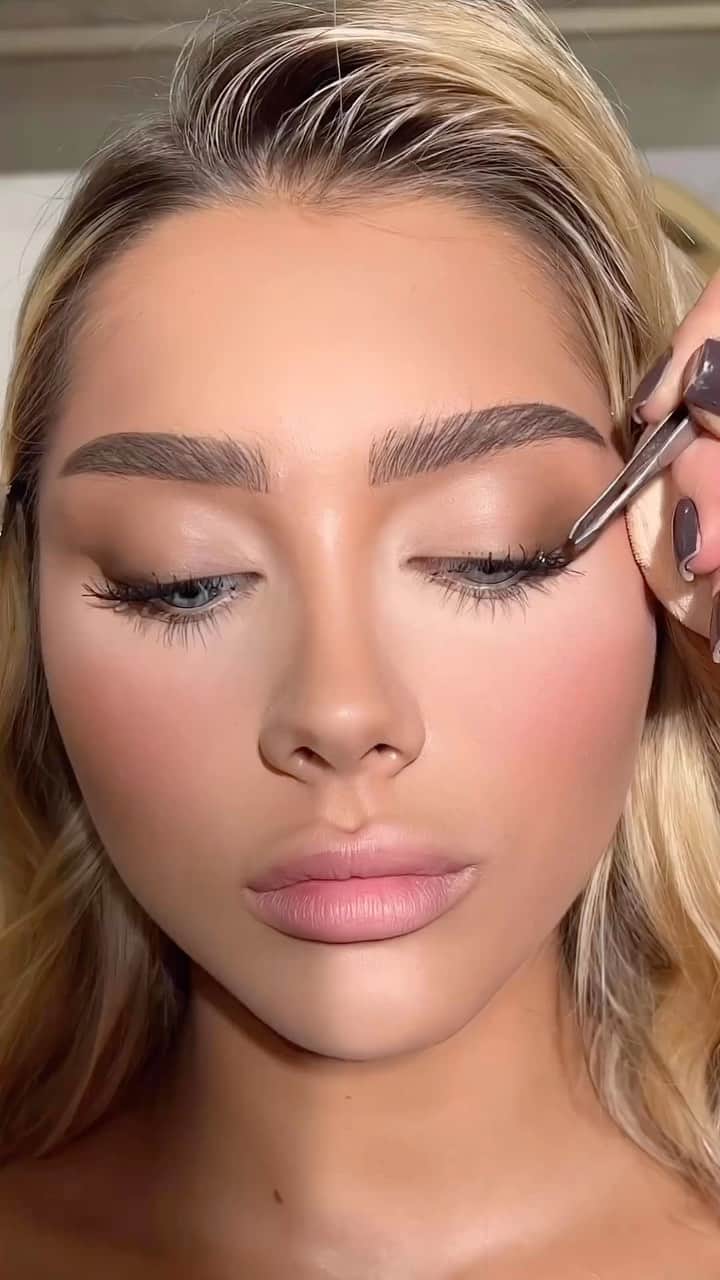 wakeupandmakeupのインスタグラム：「Glam on beautiful @_dorakryeziu by @dafineneziri 😻  Using @natashadenona 🧡 Natasha Denona Hy-Glam concealer🤍 @anastasiabeverlyhills 🤎 Anastasia Beverly Hills Dipbrow Pomade🤎」