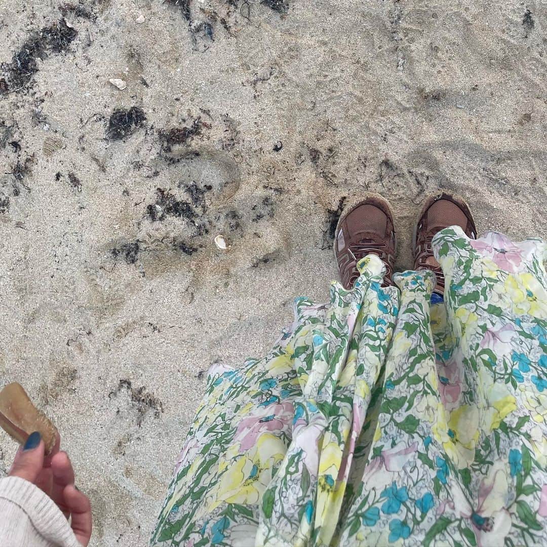 由薫（YU-KA）さんのインスタグラム写真 - (由薫（YU-KA）Instagram)「実は少し前に沖縄戻って、お気に入りの石を拾ったり、靴のまま波をかぶってしまって給食の揚げパンみたいになっちゃったりしました すごく心地よかったです🪨」11月30日 23時18分 - yukayu_ka79