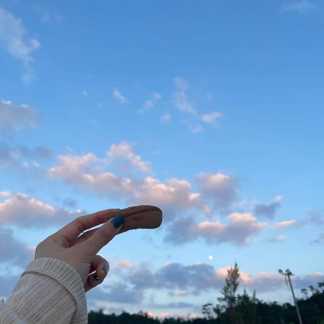 由薫（YU-KA）さんのインスタグラム写真 - (由薫（YU-KA）Instagram)「実は少し前に沖縄戻って、お気に入りの石を拾ったり、靴のまま波をかぶってしまって給食の揚げパンみたいになっちゃったりしました すごく心地よかったです🪨」11月30日 23時18分 - yukayu_ka79
