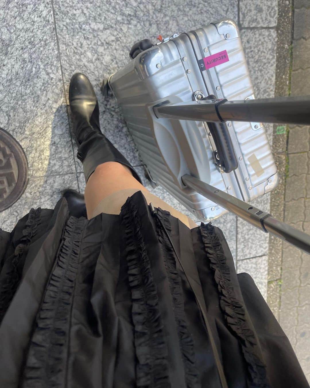 sakincho1028のインスタグラム：「11月も楽しかった🐵12月も気合いバッチリです！ ぜひ可愛くさせてくださいっっっ！✂︎ 予約が混み合ってますのでご希望の方はお早めにご連絡いただけると嬉しいです🫡🥹🙇‍♀️ 年内は12/30までです✂︎ 年内ラスト、可愛くさせていただけるように精一杯がんばります〜！  もう12月は短パン履けないかなぁ。寒いの苦手。🐻 でもやっとニット着ても暑くないのは嬉しい。そんな最近の服。」