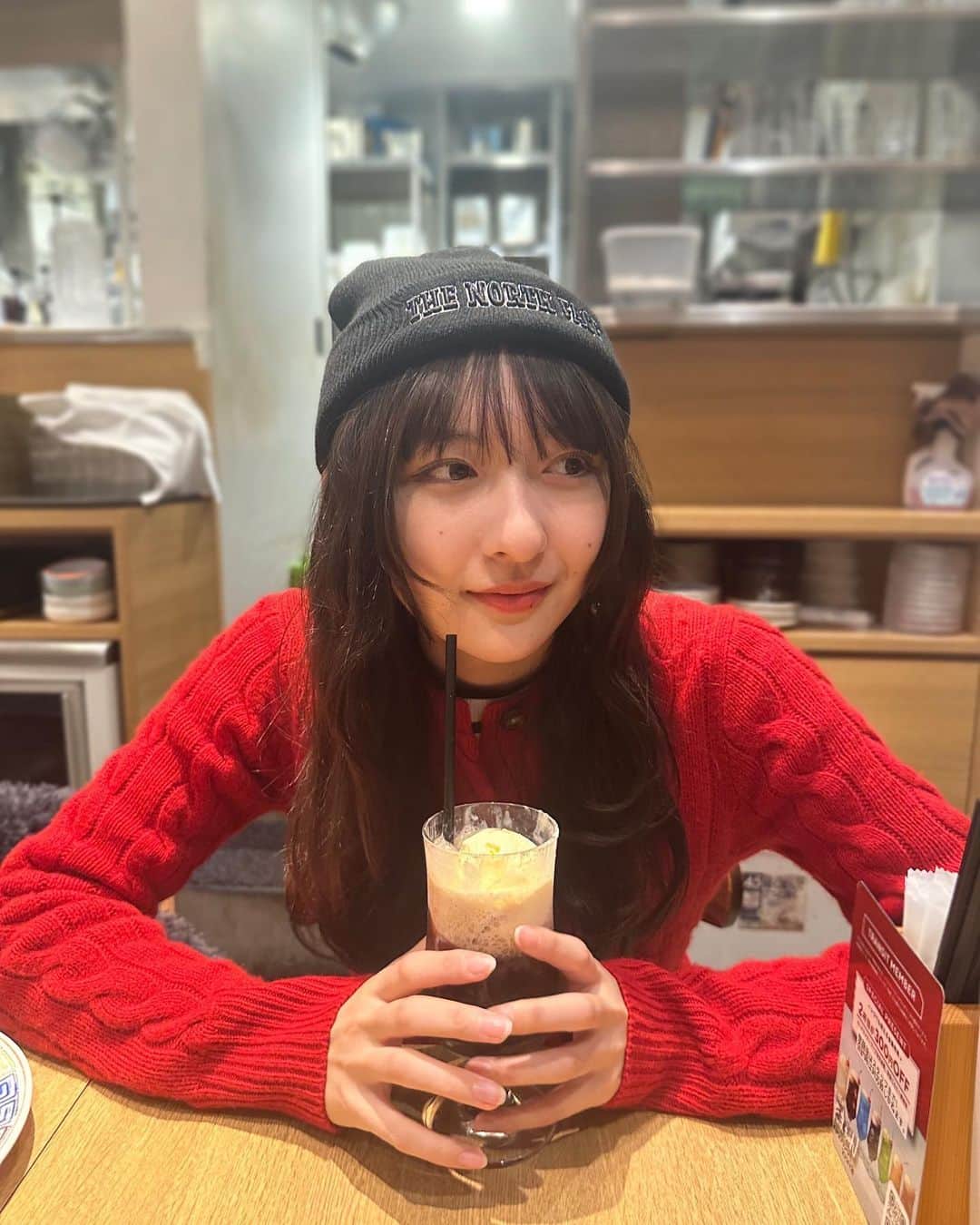横山莉華さんのインスタグラム写真 - (横山莉華Instagram)「明日から #12月 だね #クリームコーラ 飲んだよ🍒 #04」11月30日 23時24分 - linka_yokoyama927